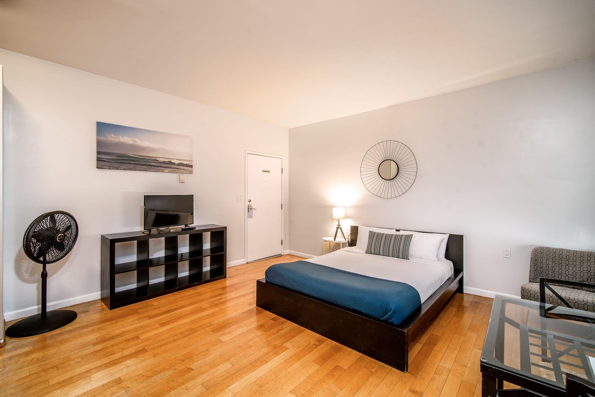 Studio Partial Ocean View Queen Bed