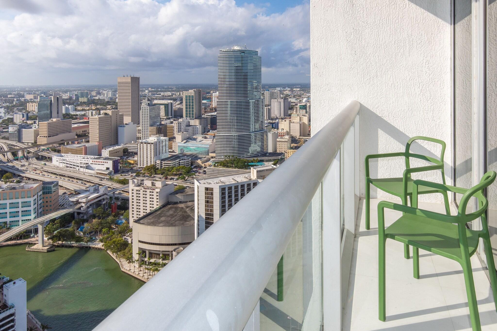 Studio Business Queen Bed