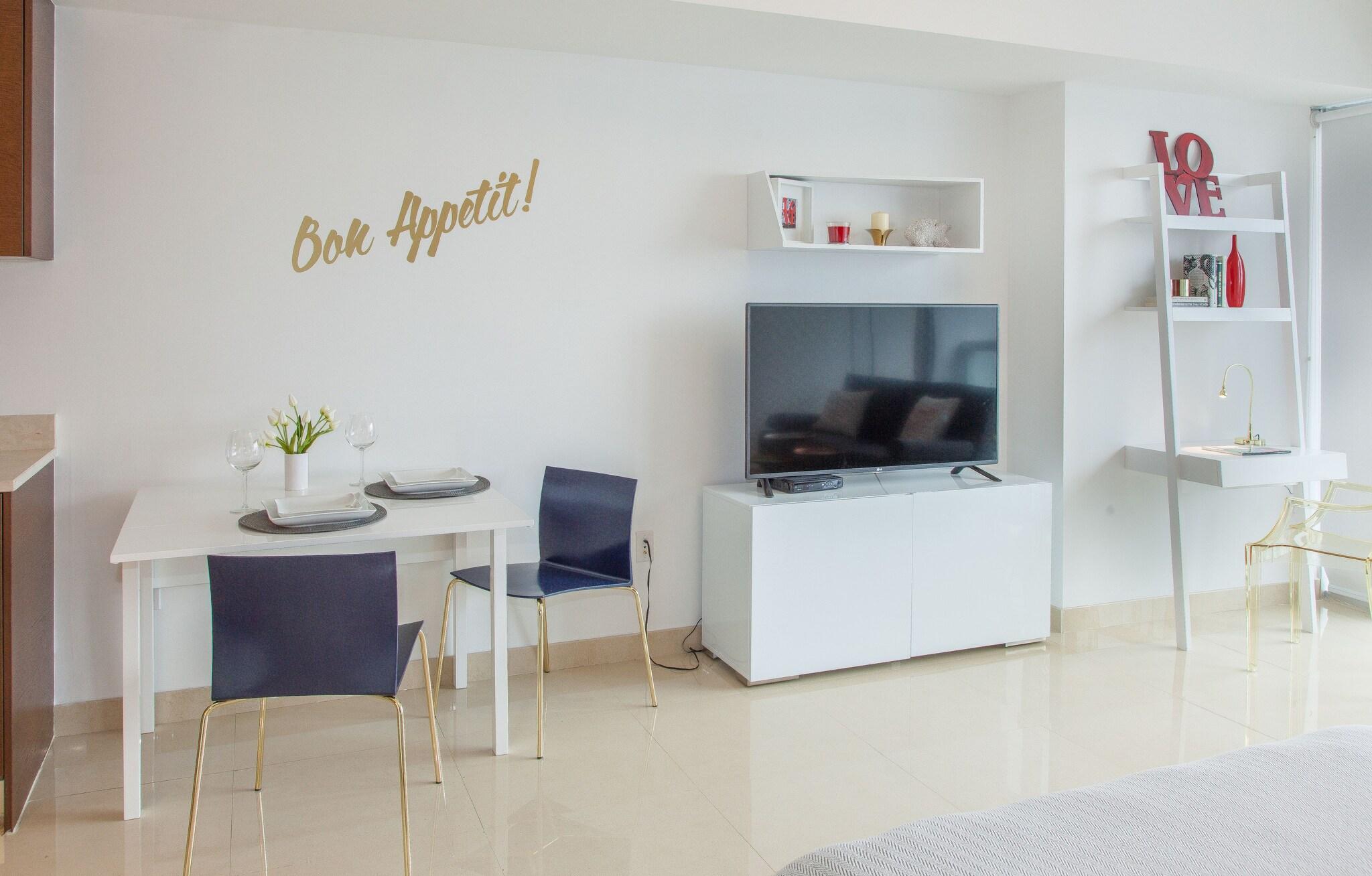 Studio Business Queen Bed