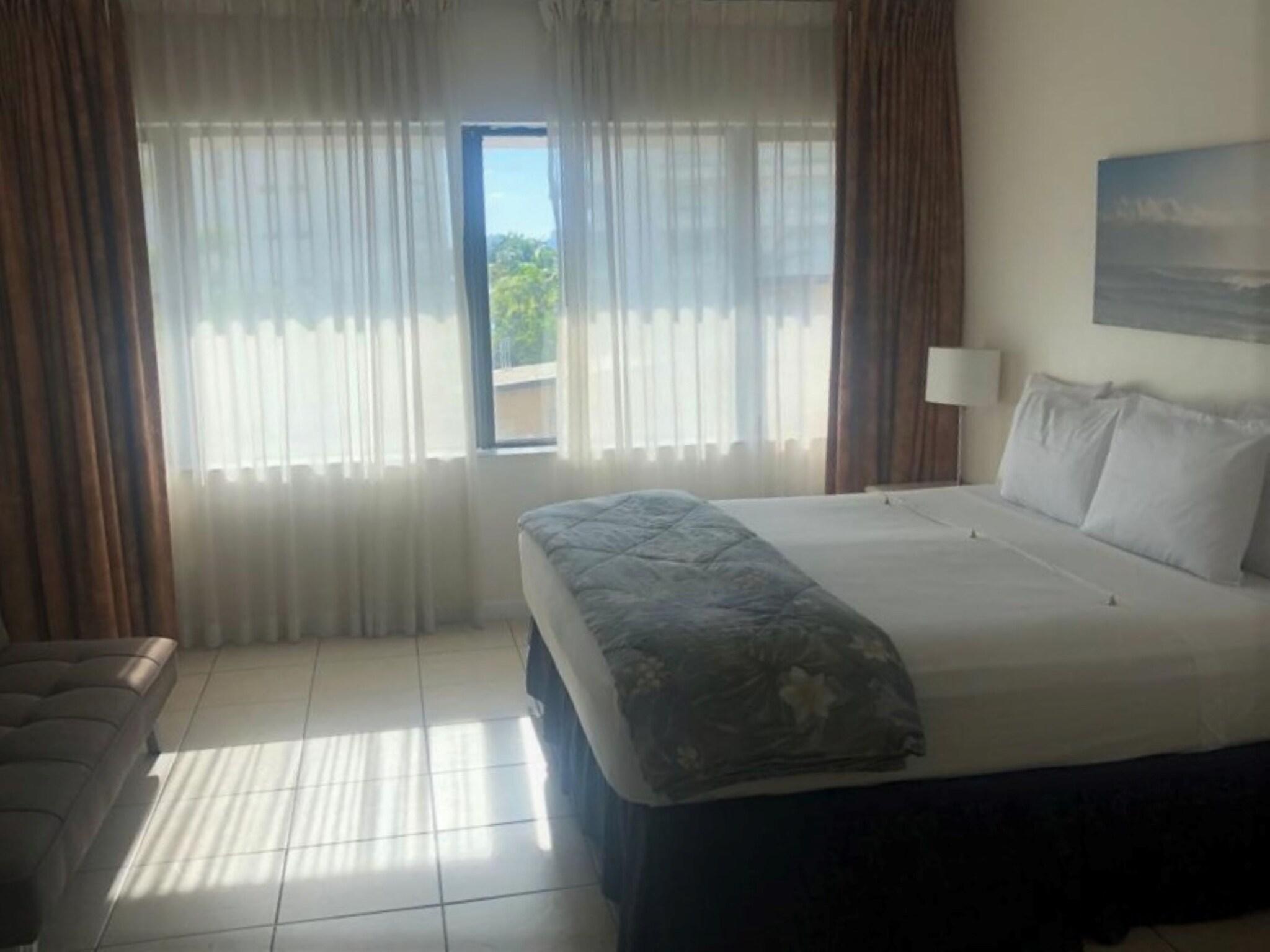 Studio City View King Bed