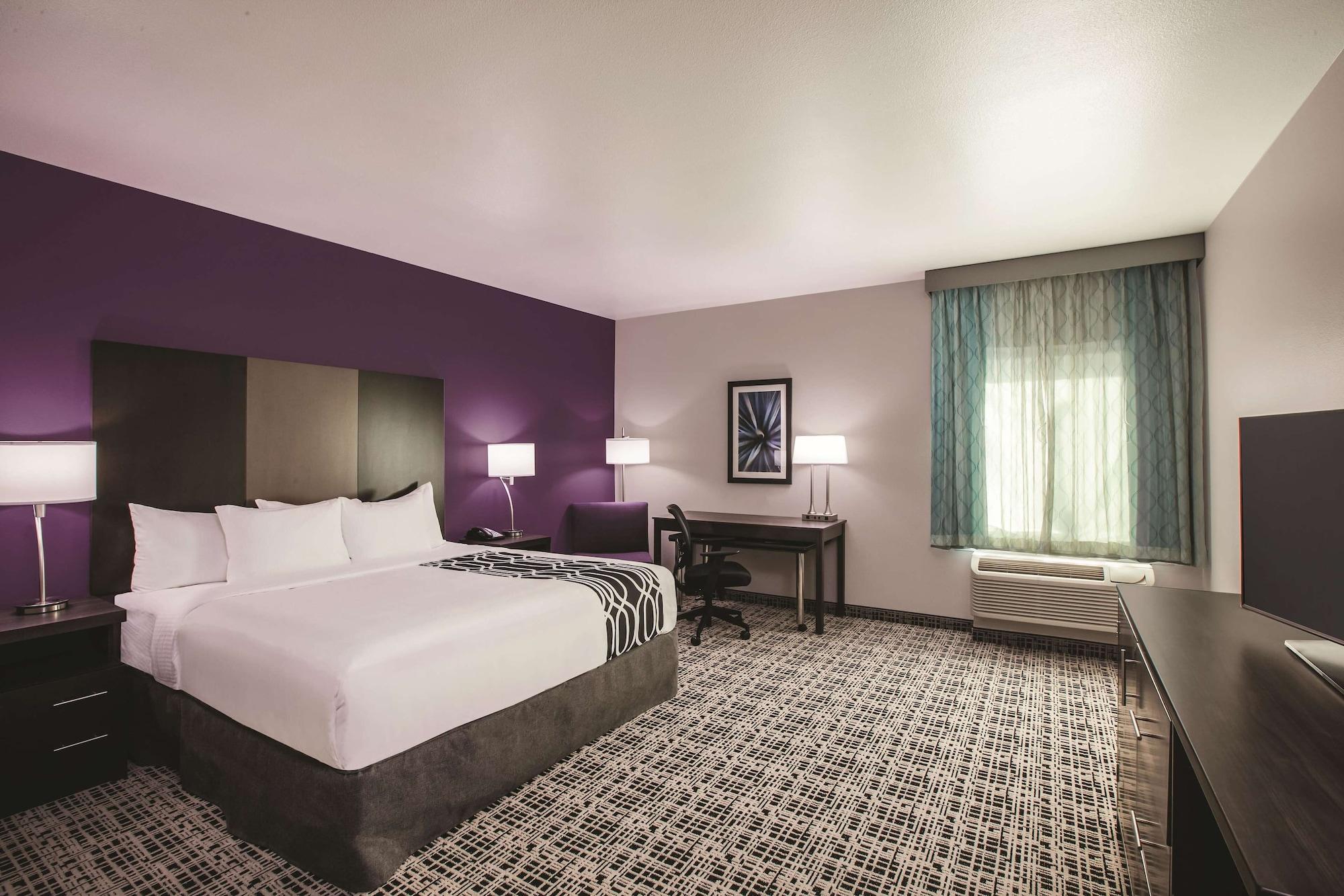 Suite Accessible King Size Bed