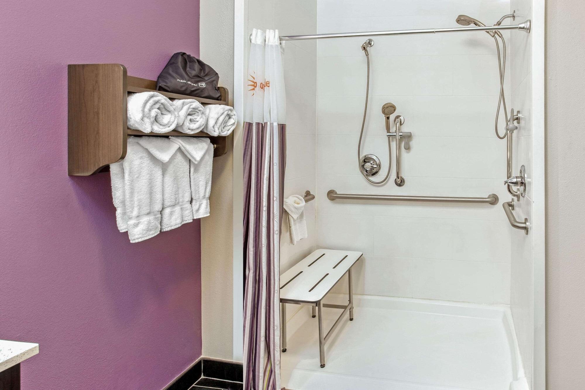 Suite Accessible King Size Bed