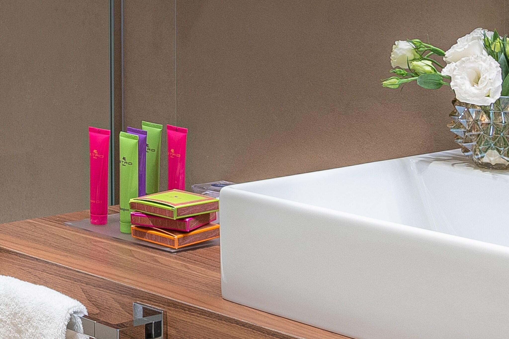 Double Classic Queen Bed