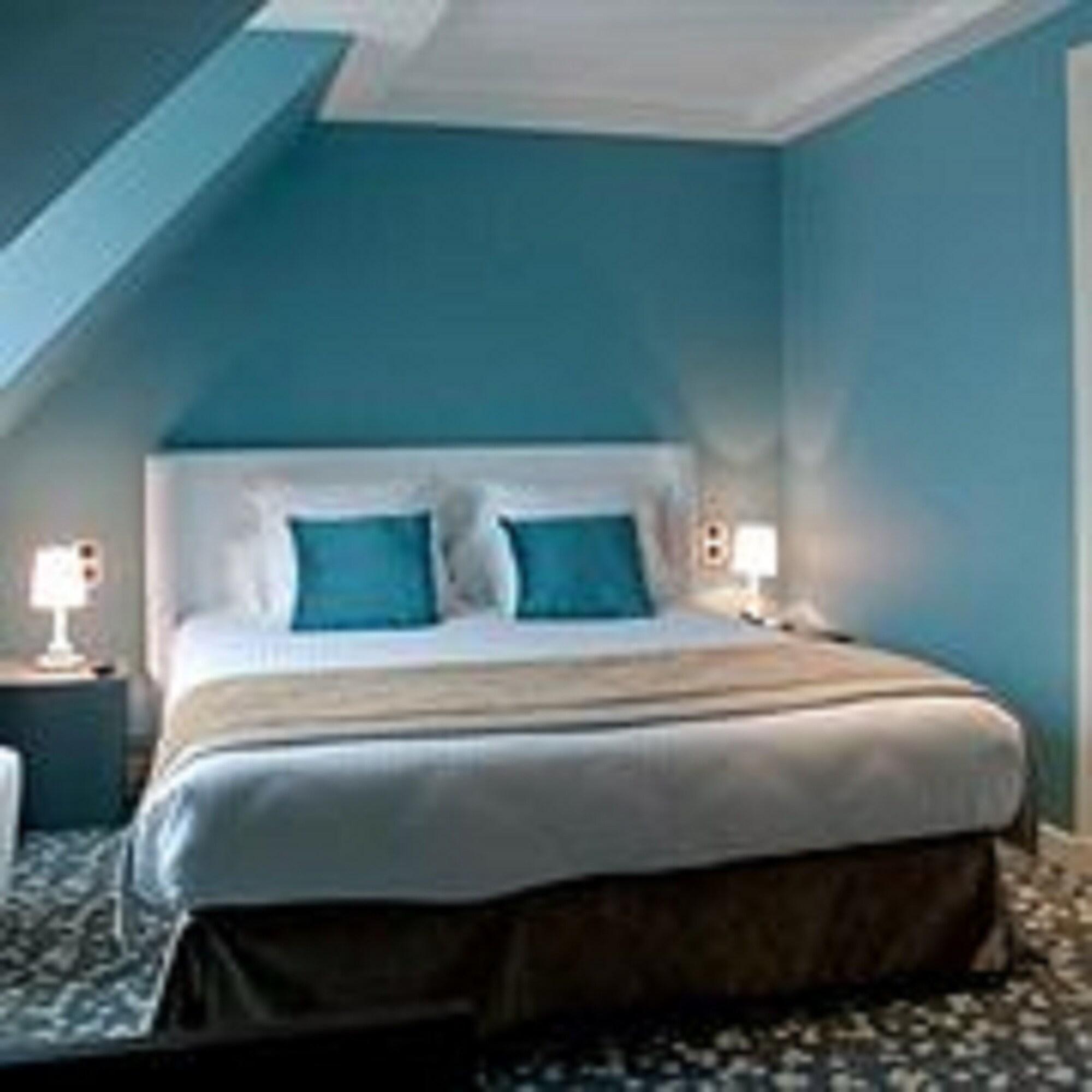 Triple Queen Size Bed