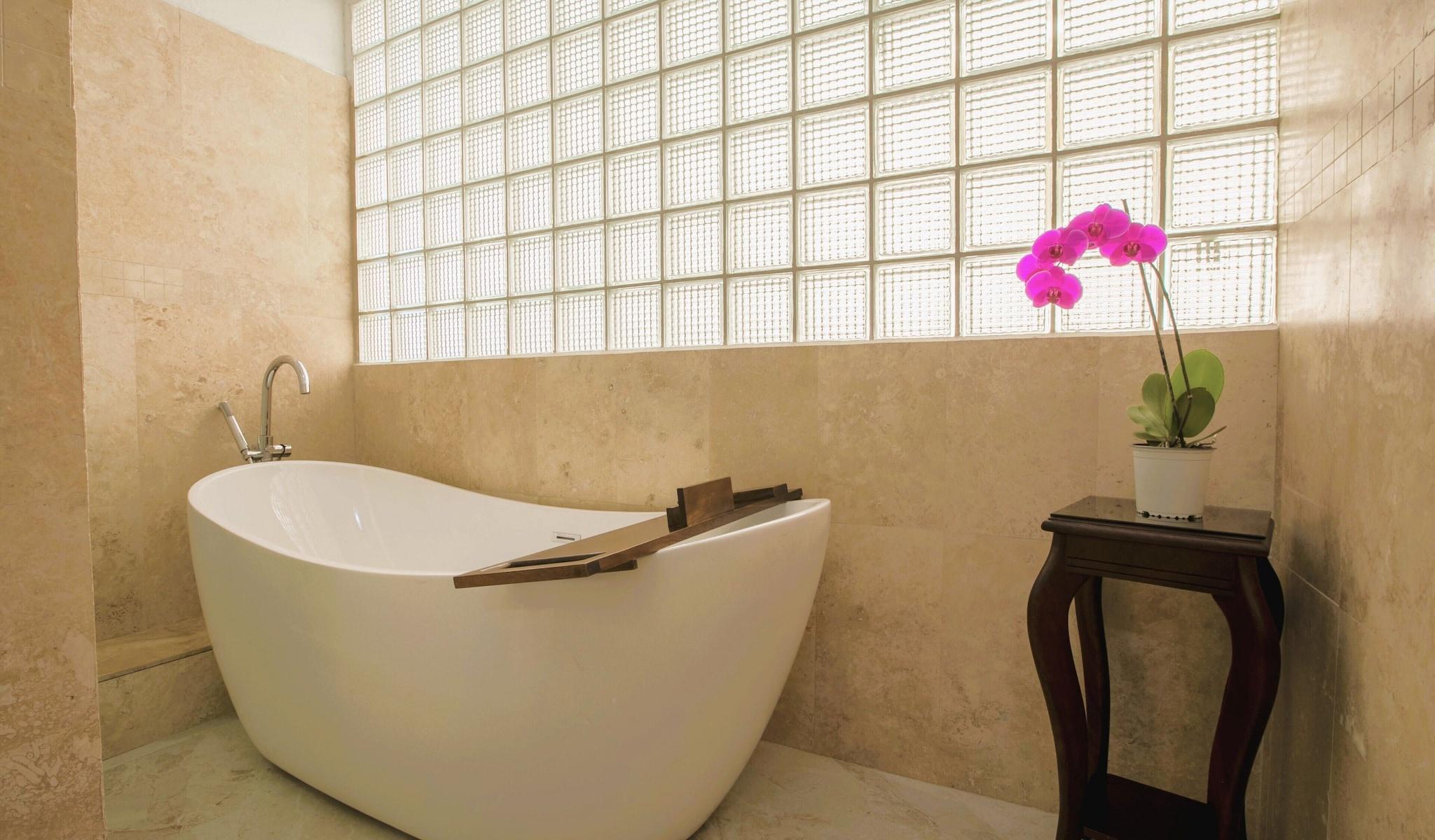 Junior Suite Garden View King Bed