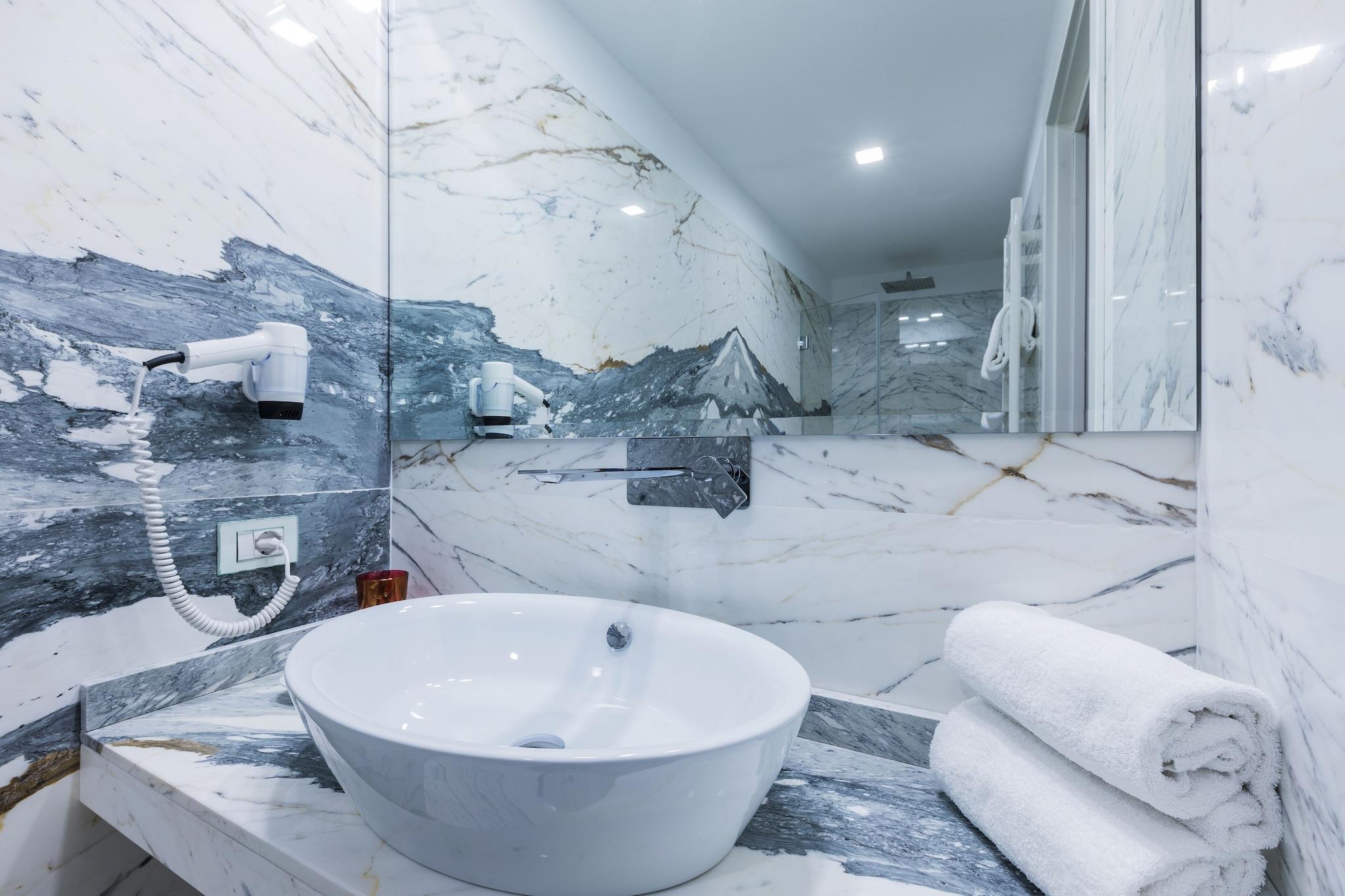 Double or Twin Superior Queen Bed