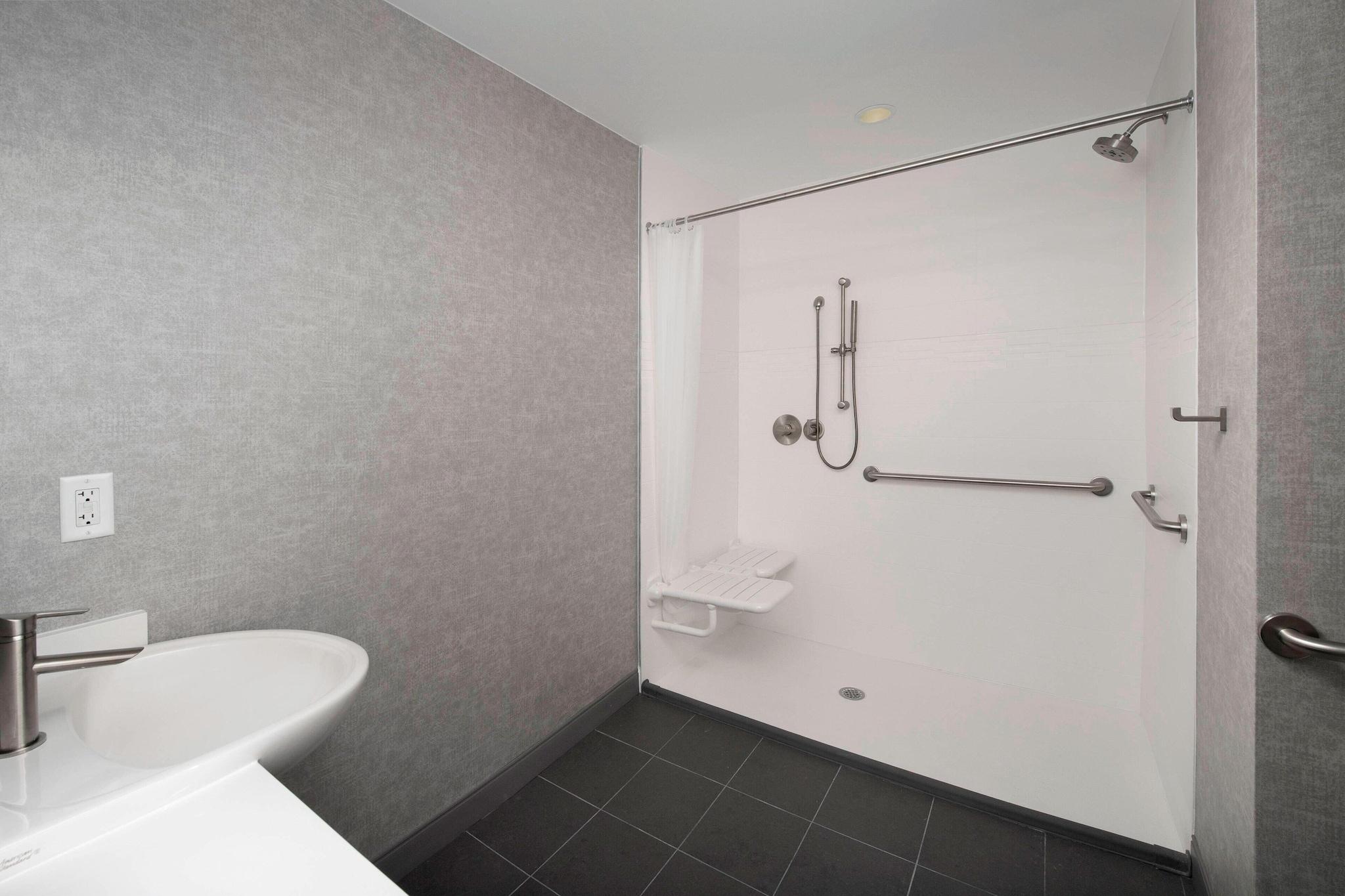 Suite Accessible King Size Bed