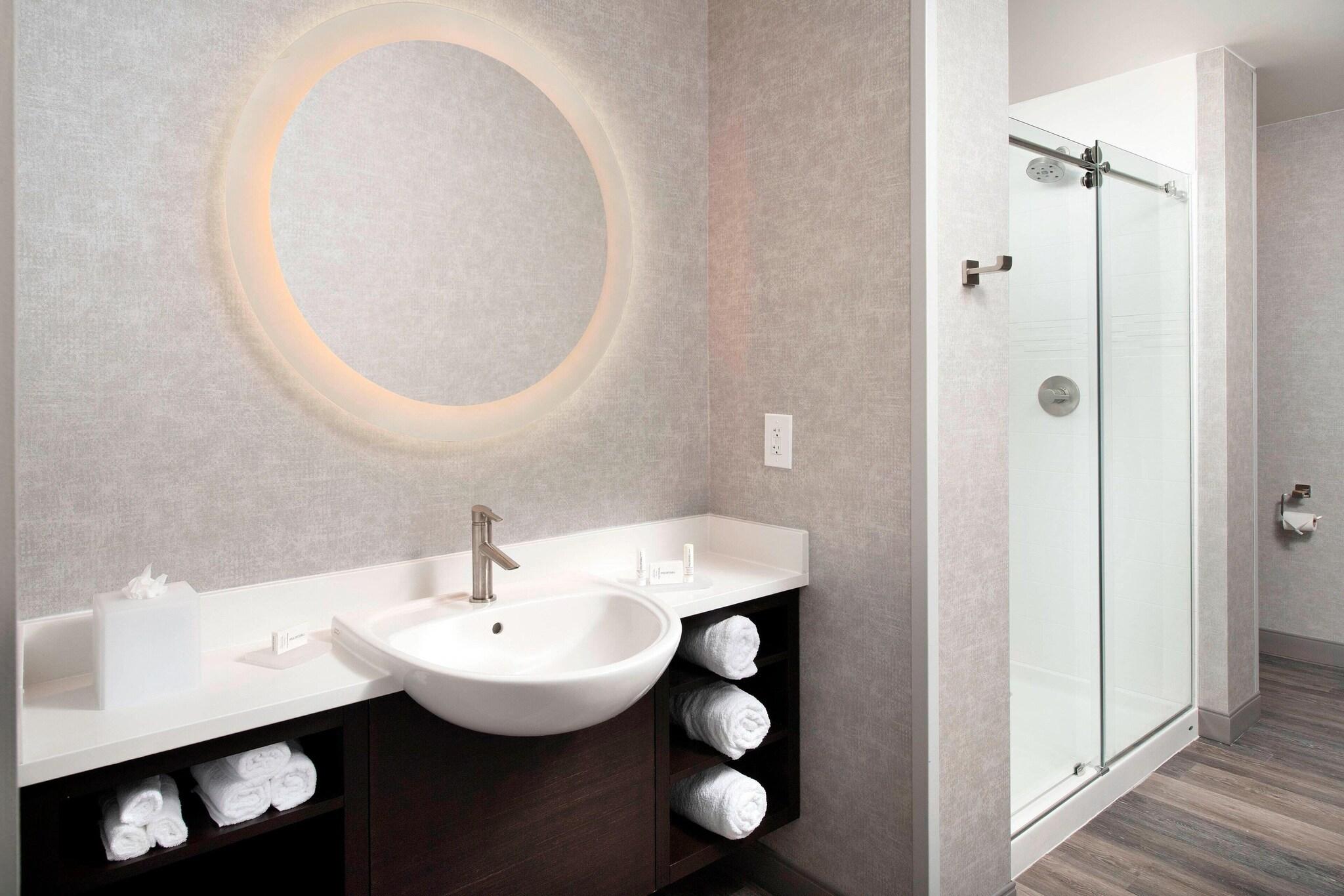 Suite City View King Bed