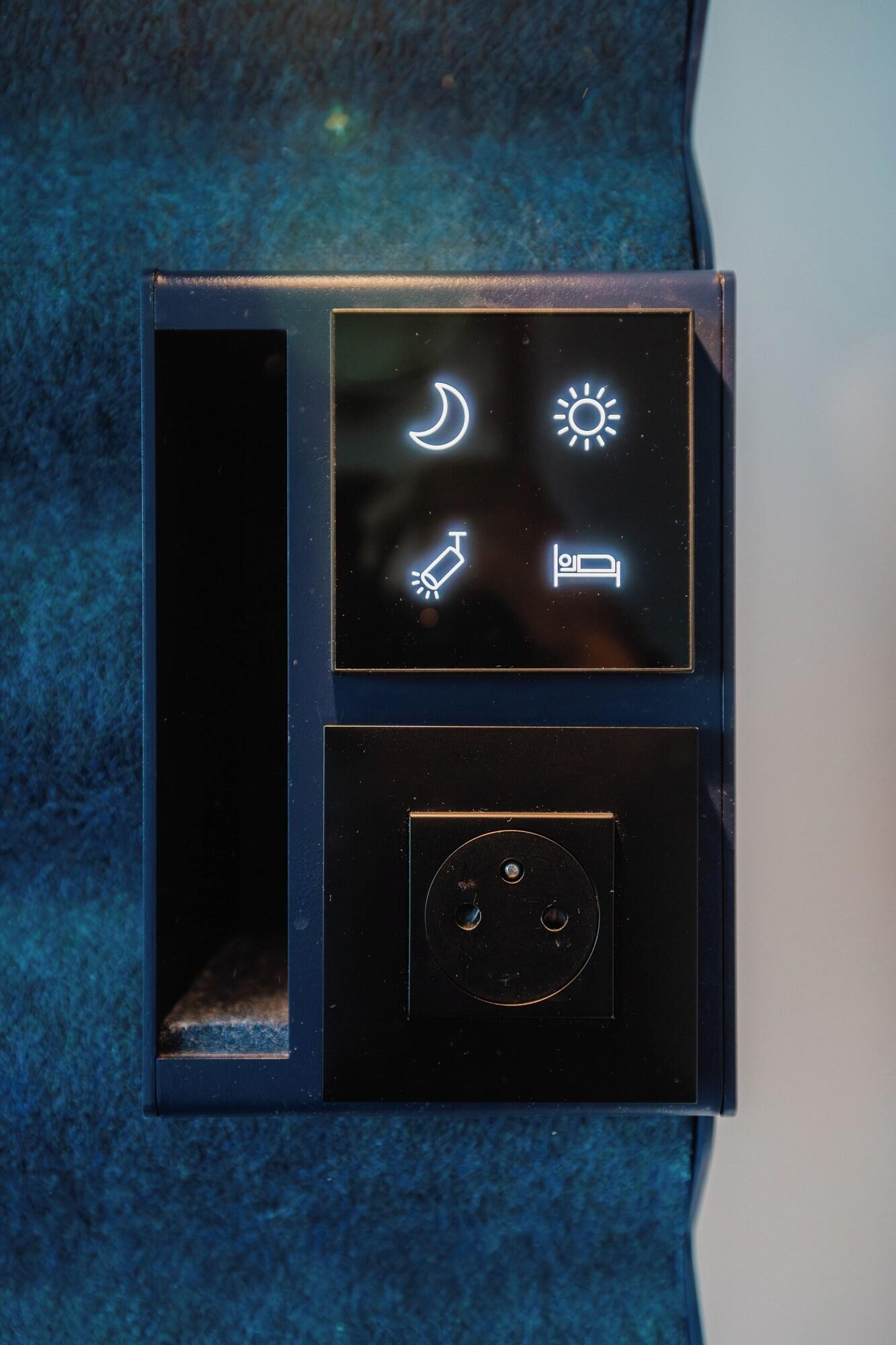 Double Queen Size Bed