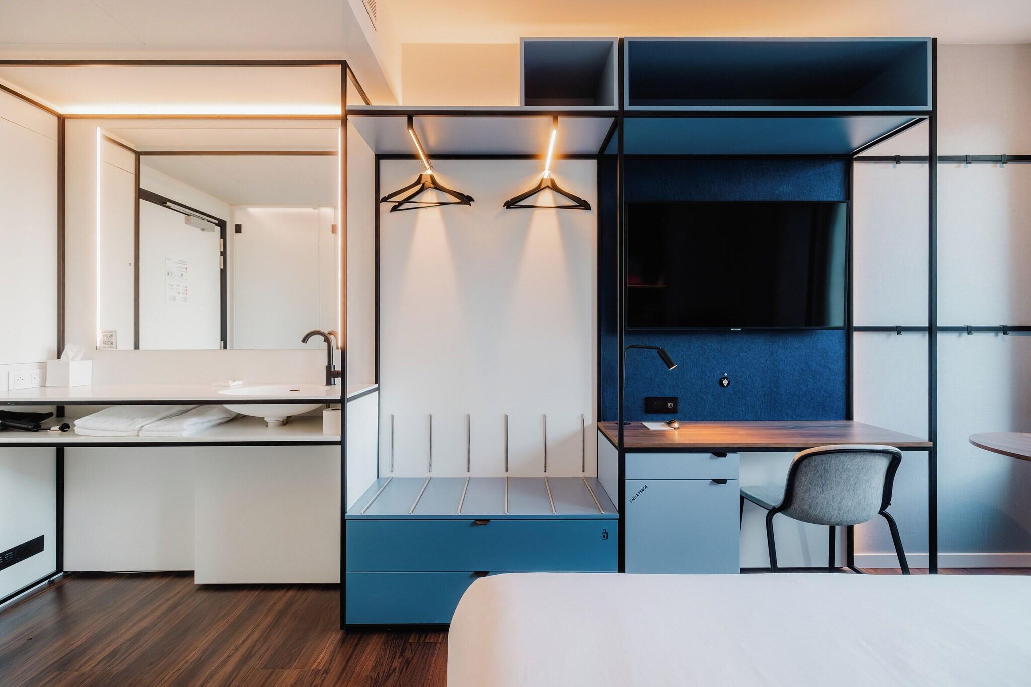 Double Queen Size Bed