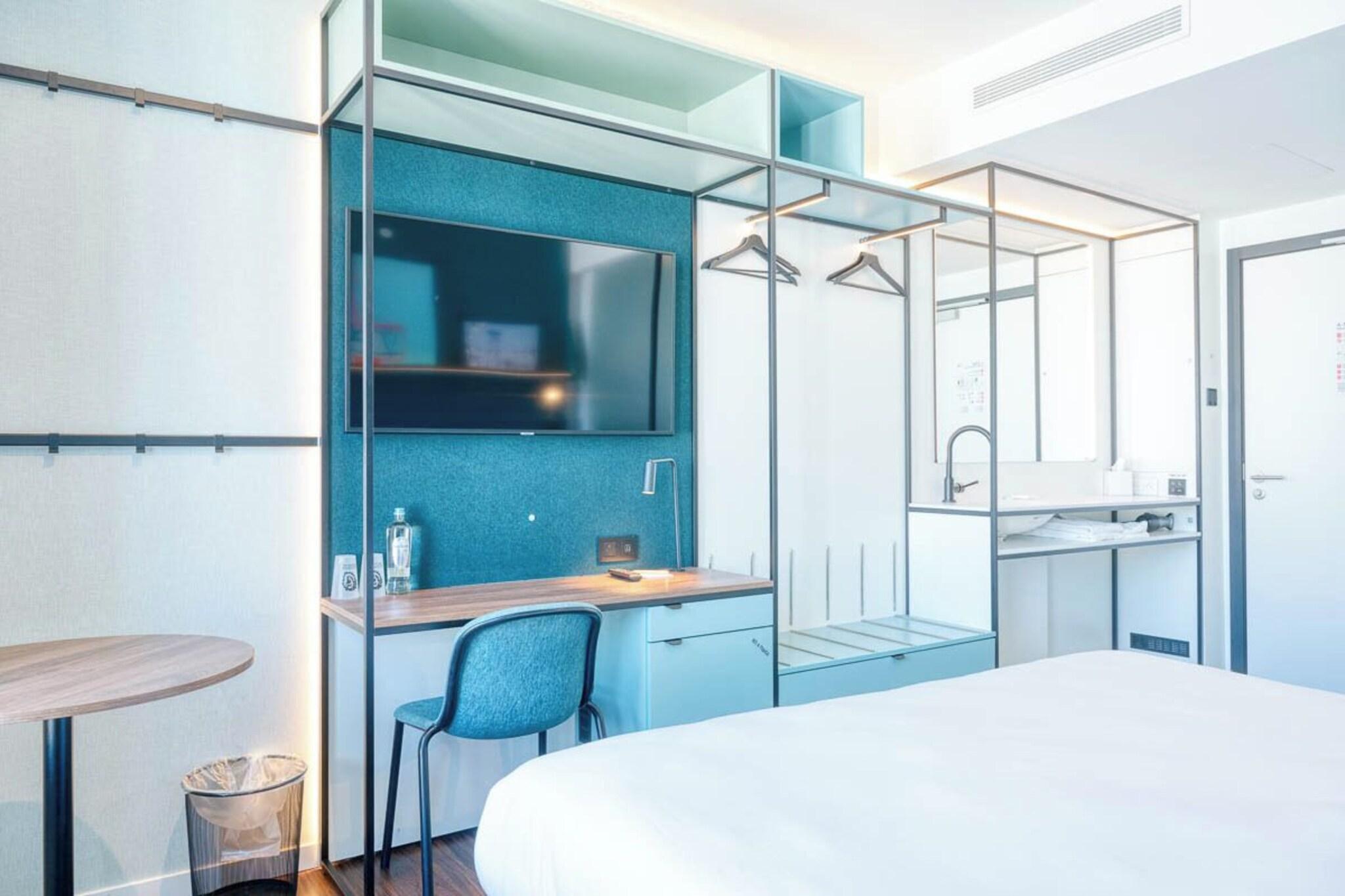 Double Queen Size Bed