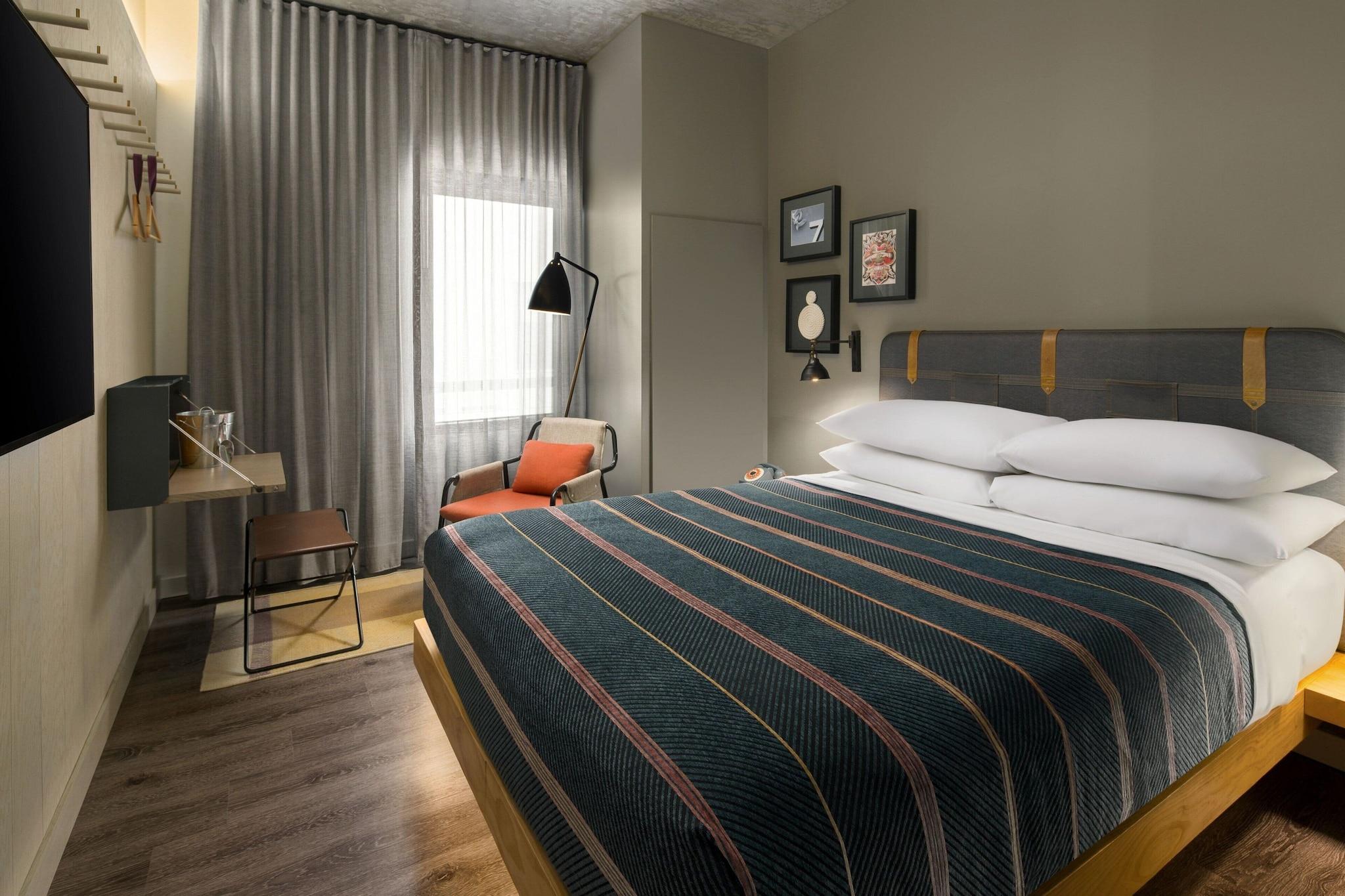 Double City View Queen Bed