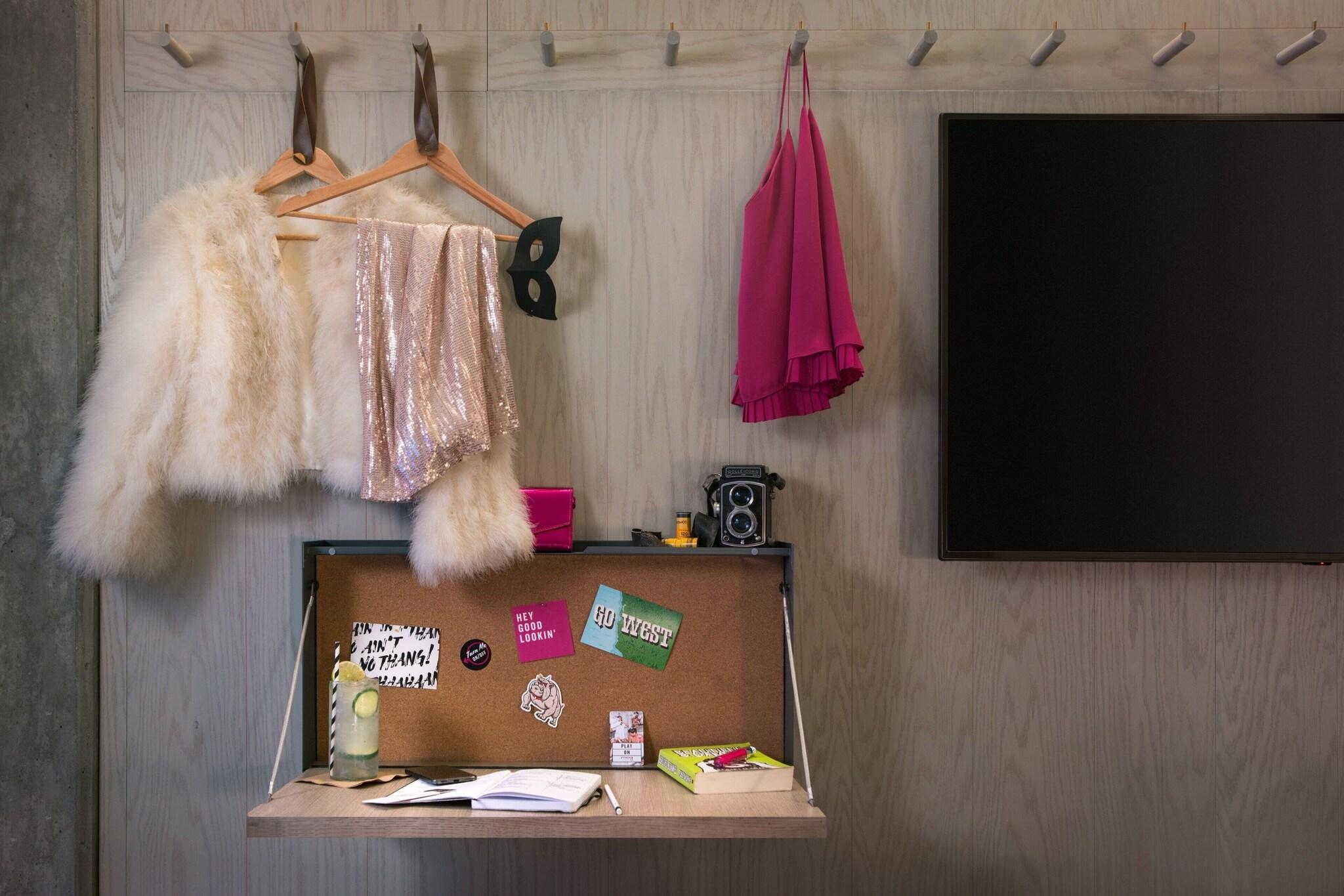 Double City View Queen Bed