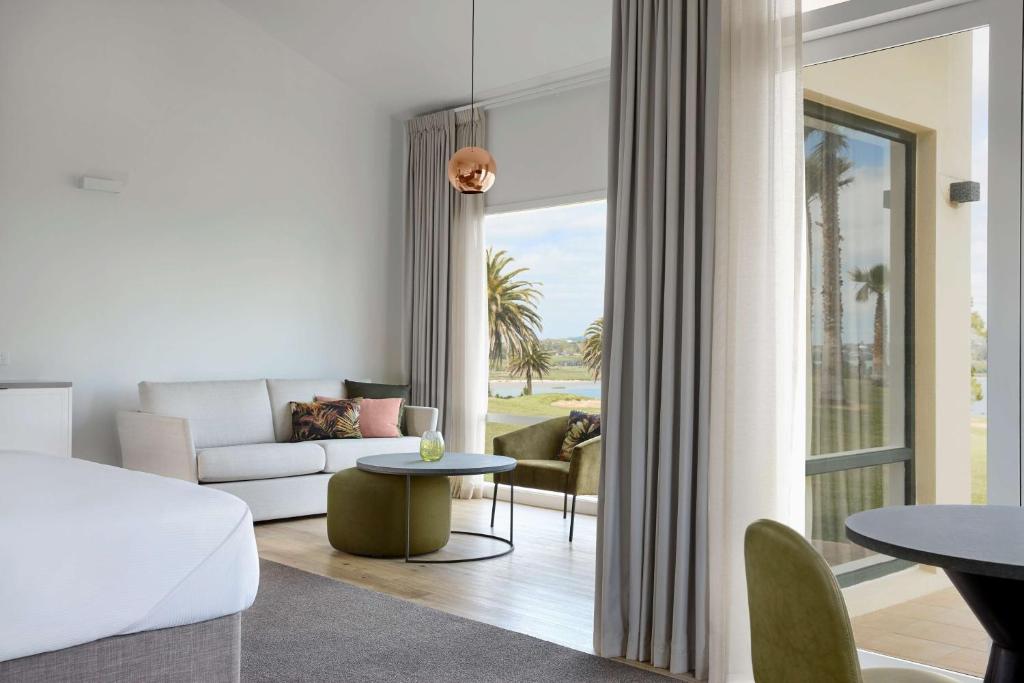 Villa Deluxe King Bed