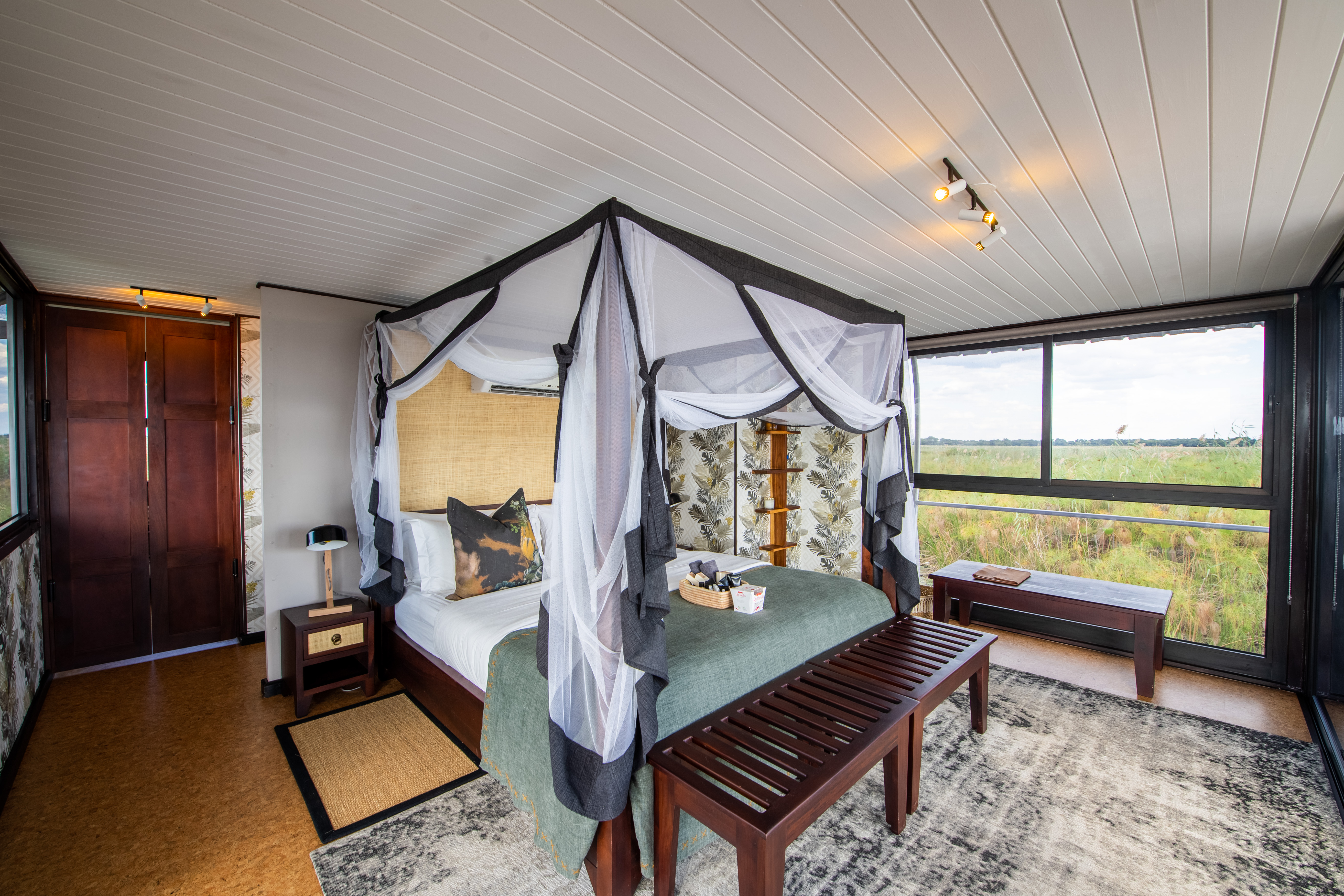 Boat Deluxe with Air Conditioning