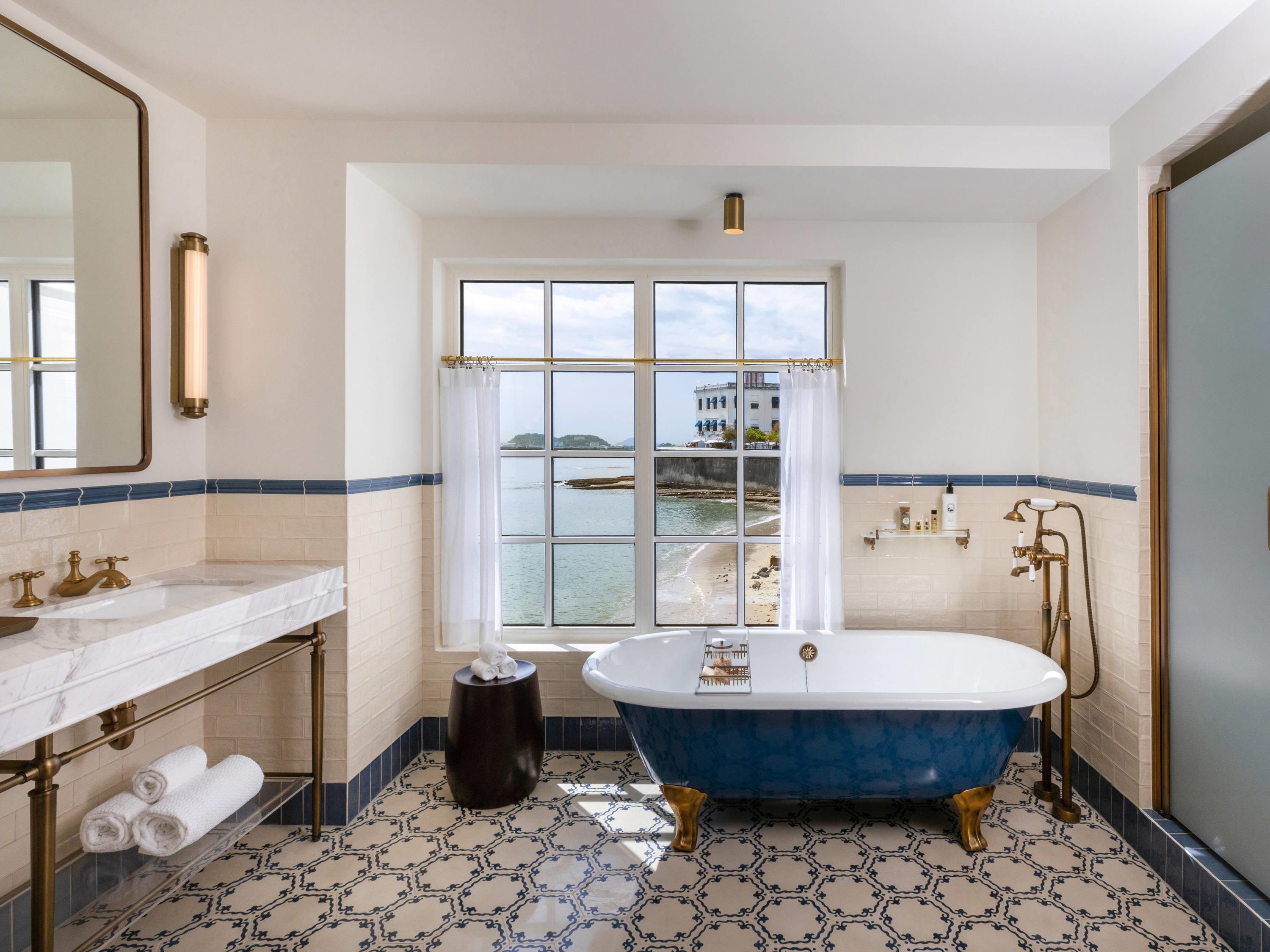 Junior Suite Ocean Front King Bed