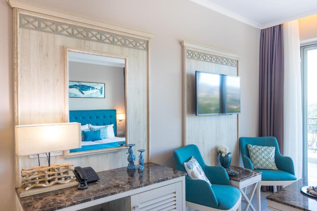 Junior Suite Land View