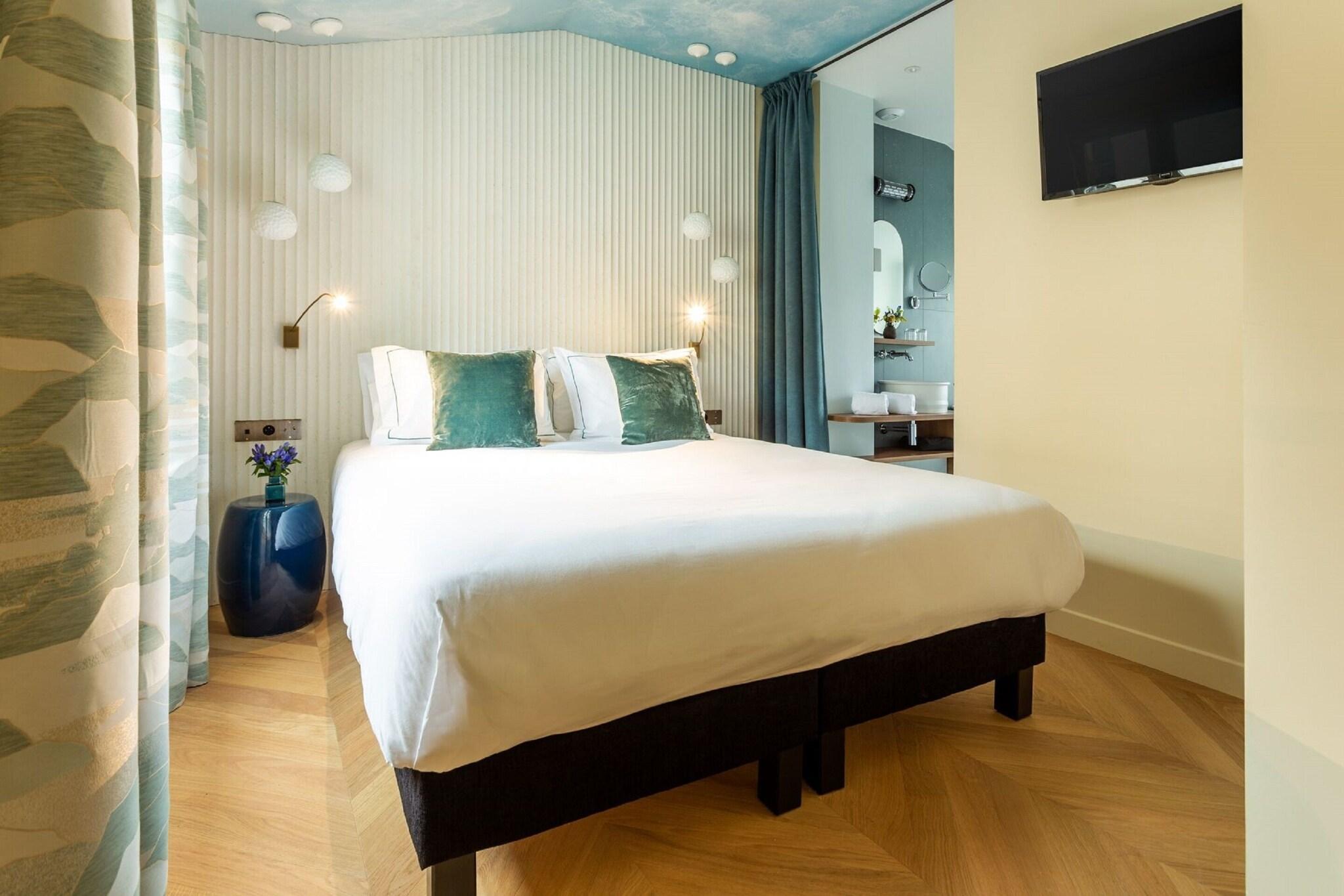 Double Queen Size Bed