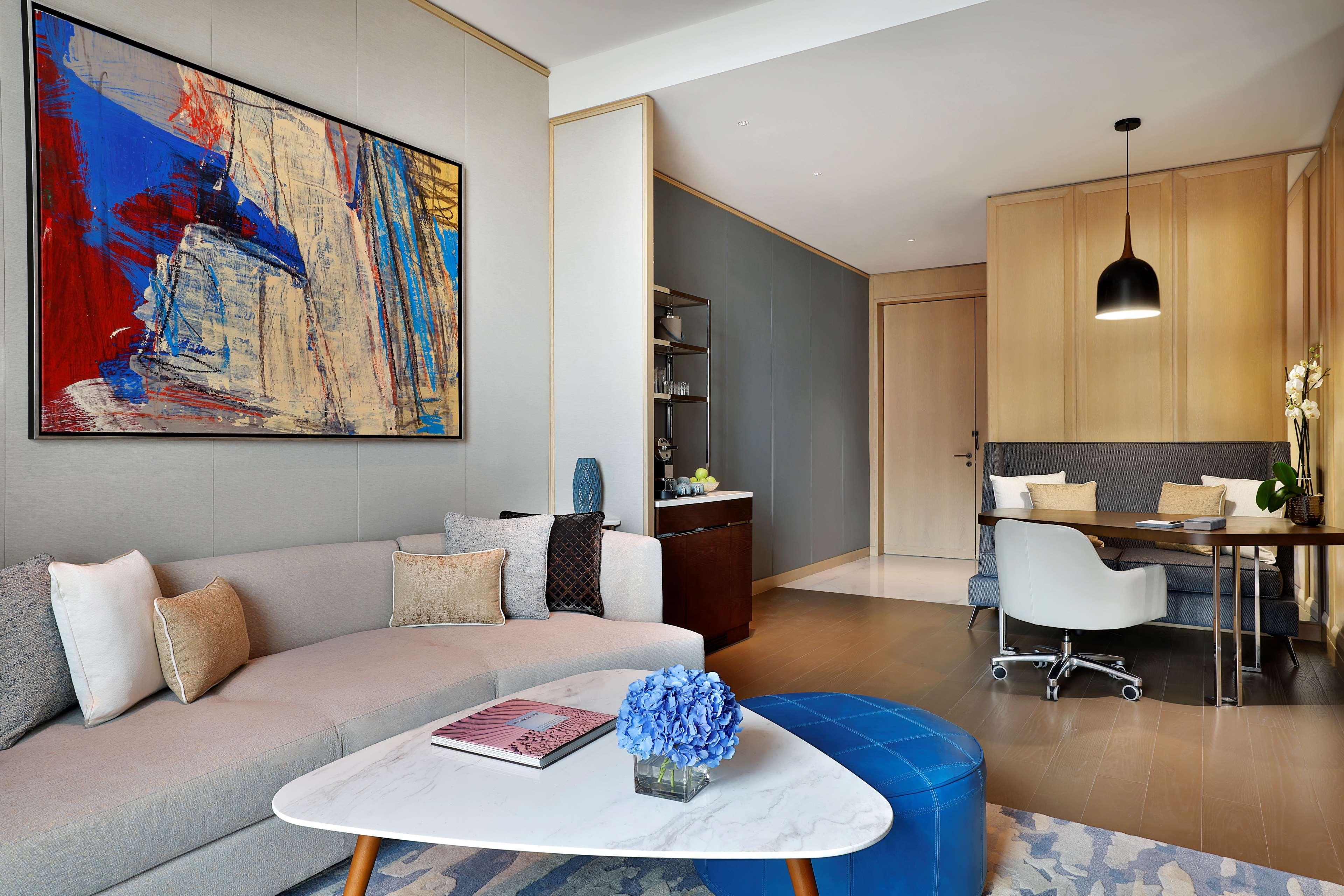 Suite City View King Bed