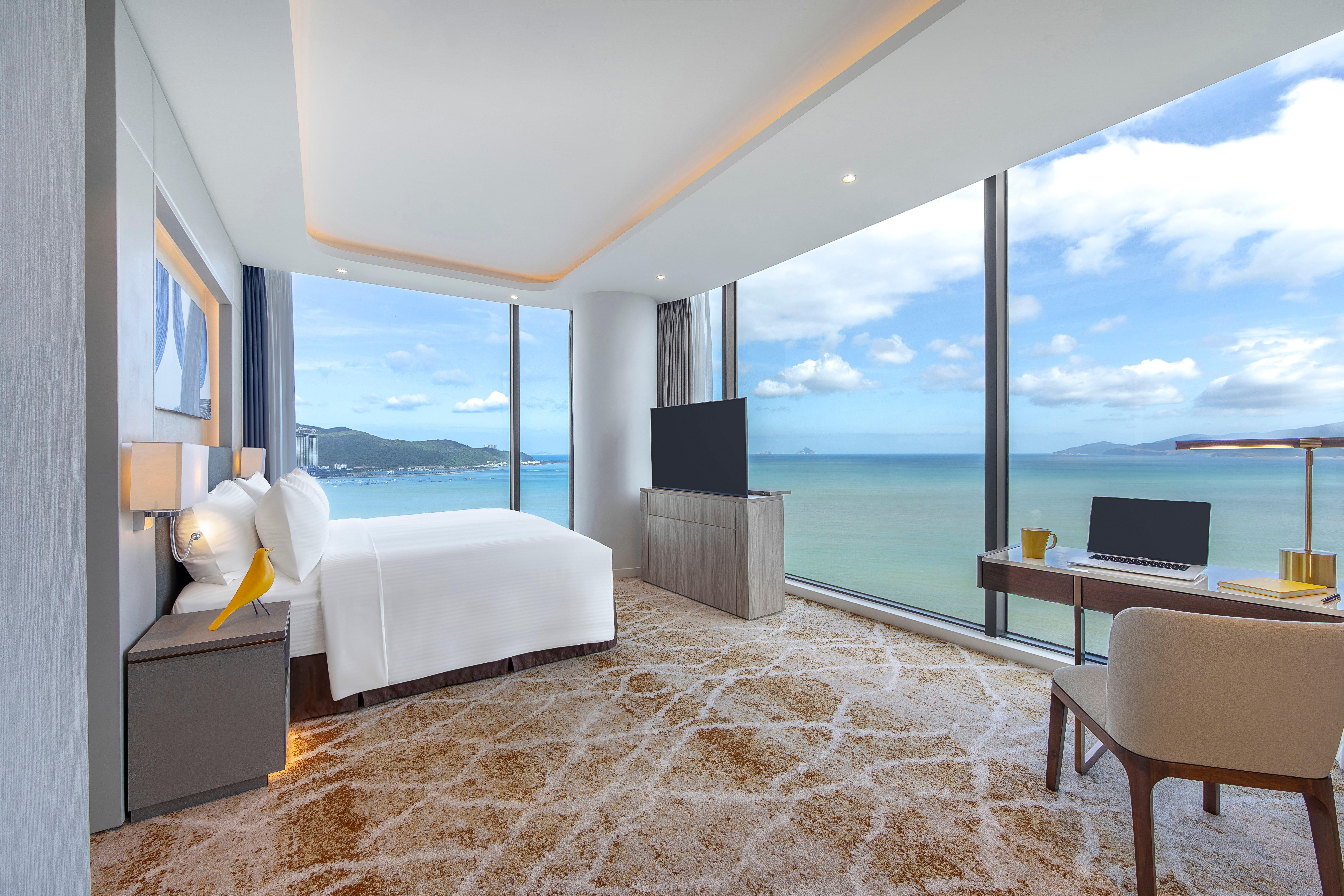 Suite Ocean View King Bed