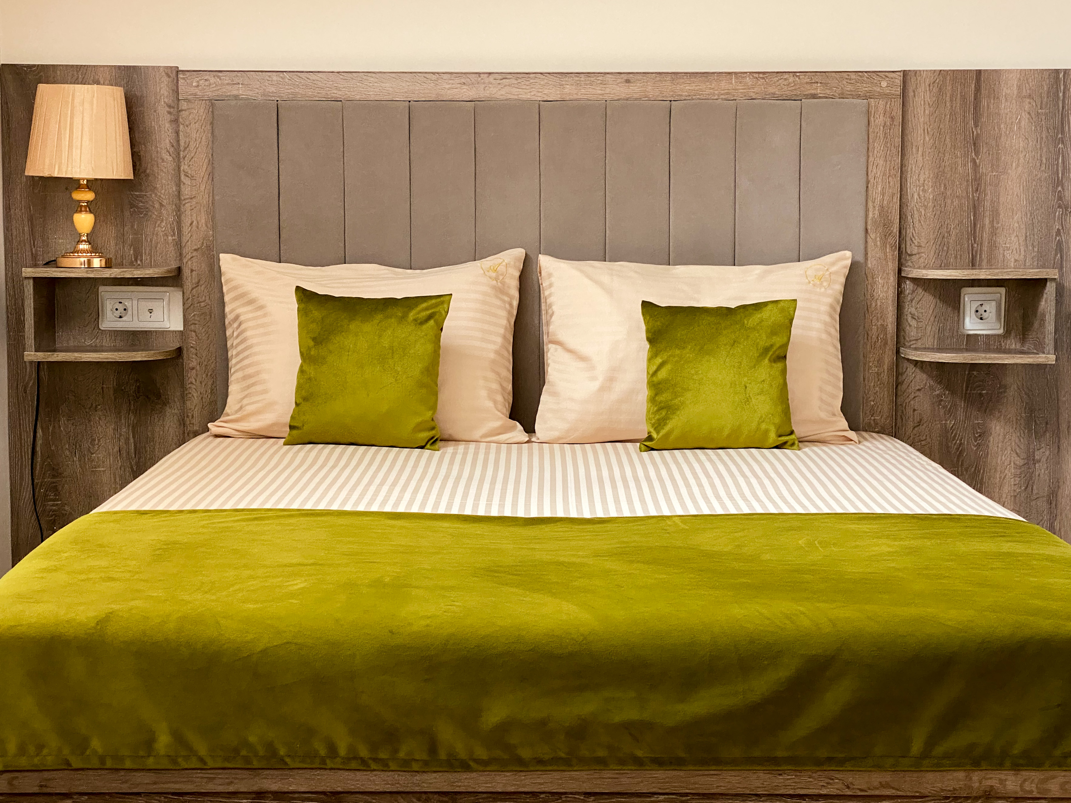 Double Deluxe One Bed