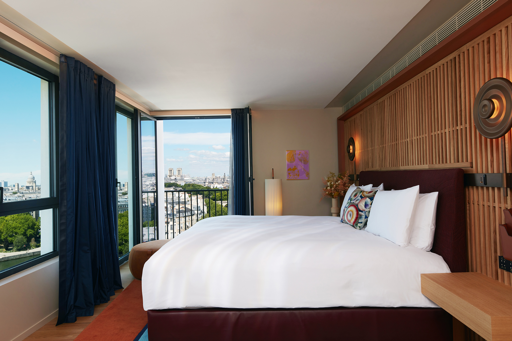 Studio City View King Bed