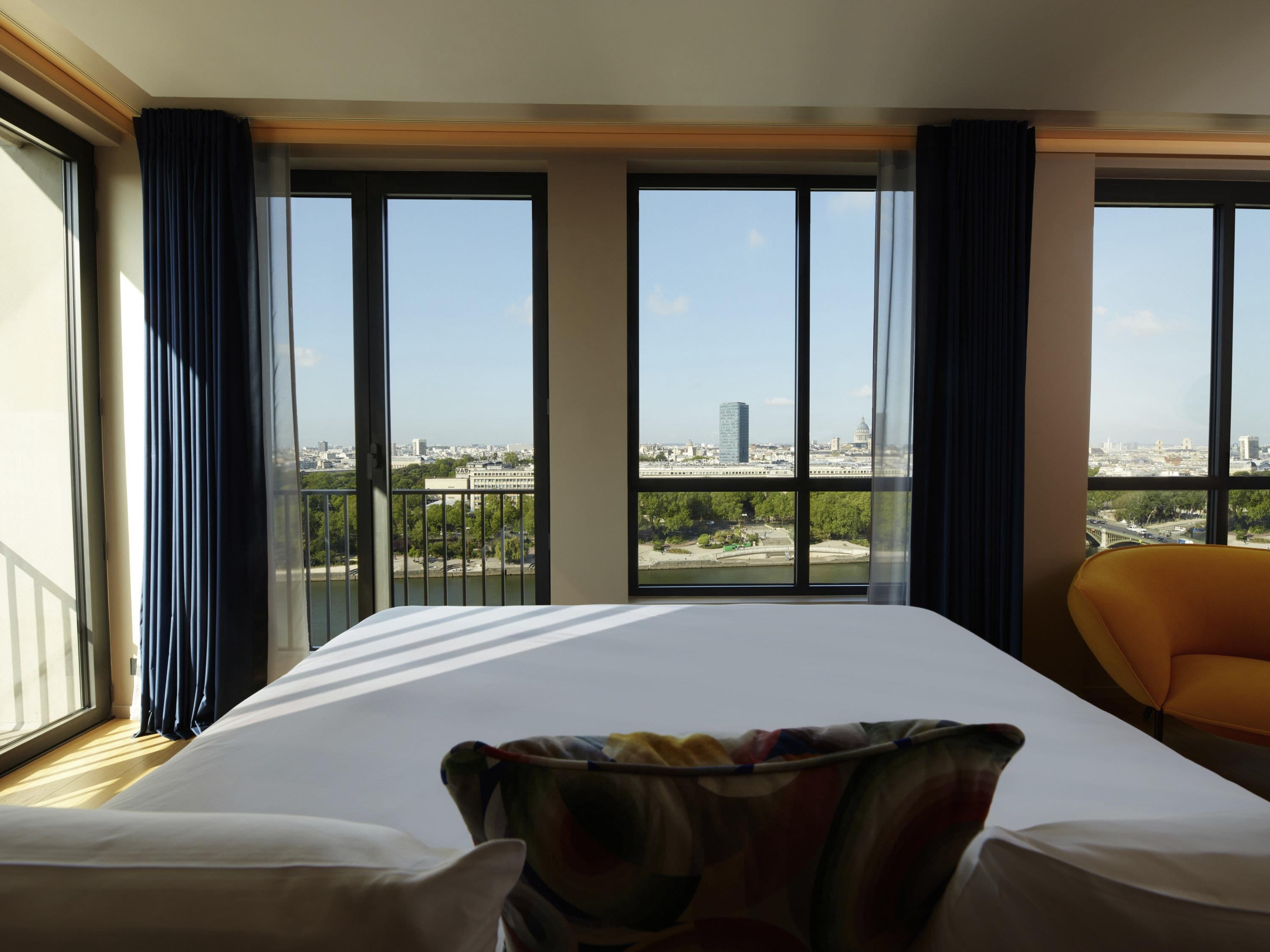 Studio City View King Bed