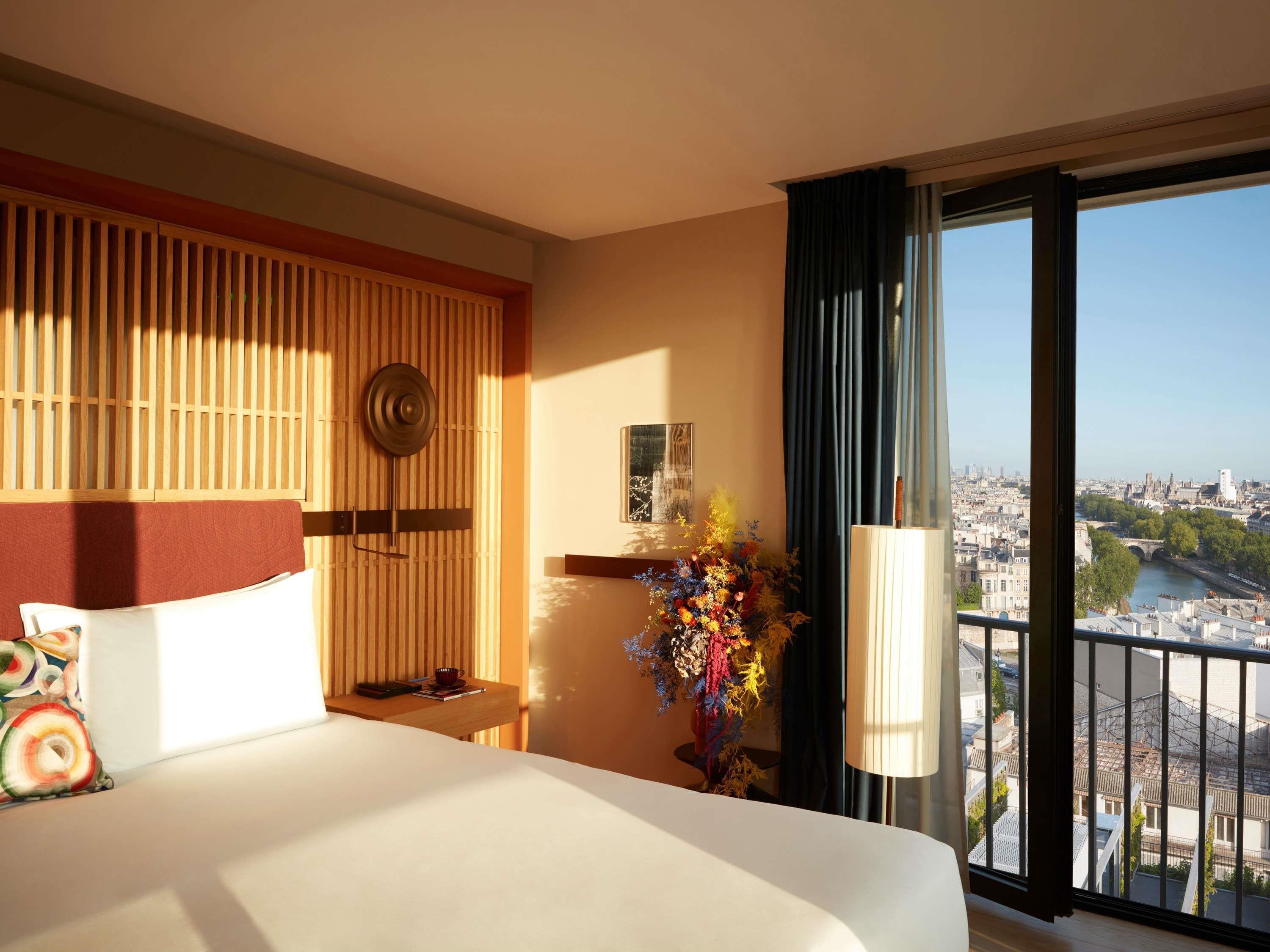 Studio City View King Bed