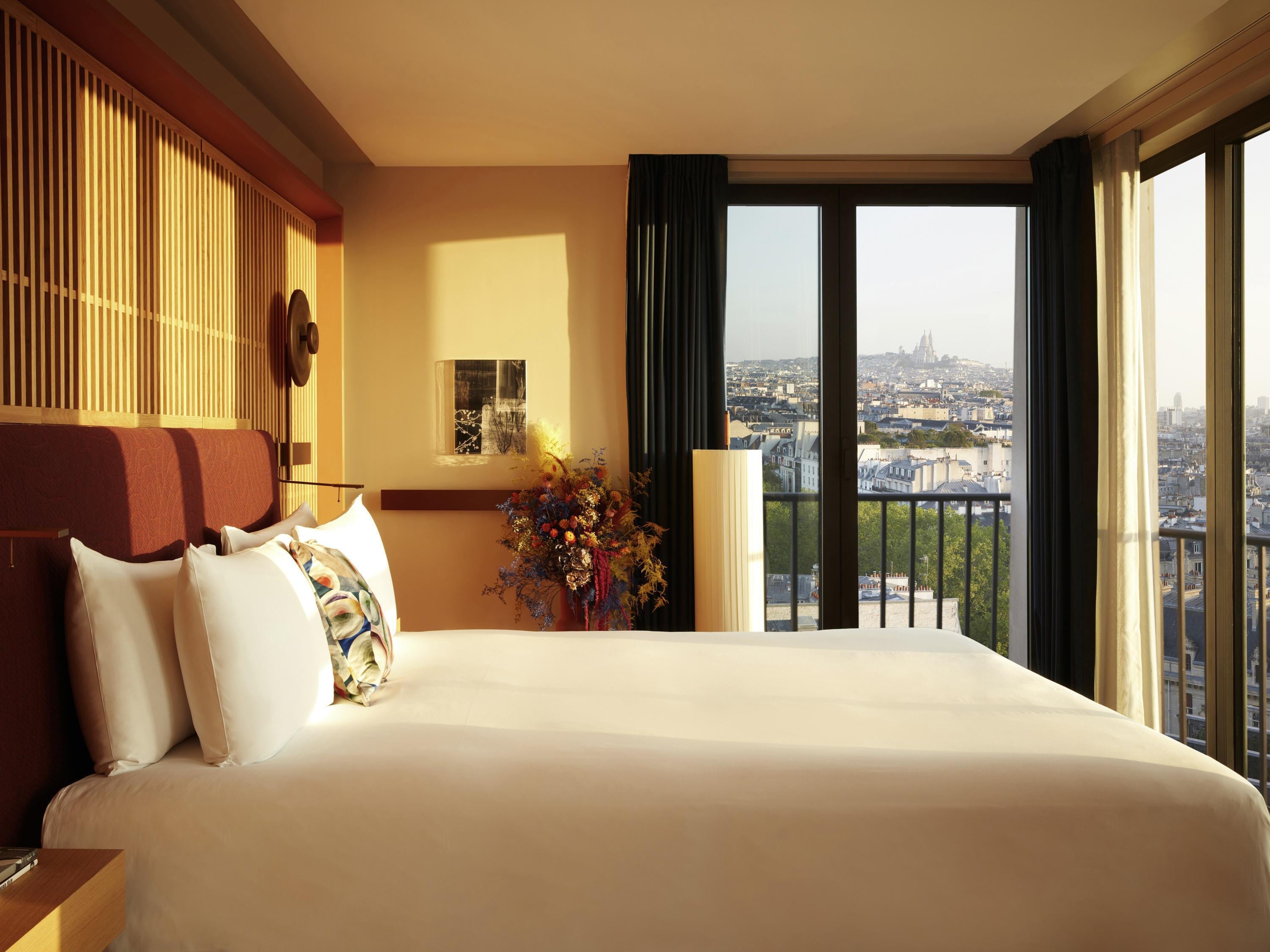 Studio City View King Bed