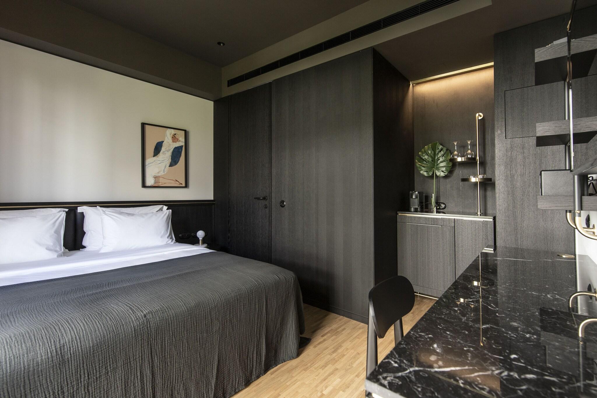 Double Deluxe City View King Bed