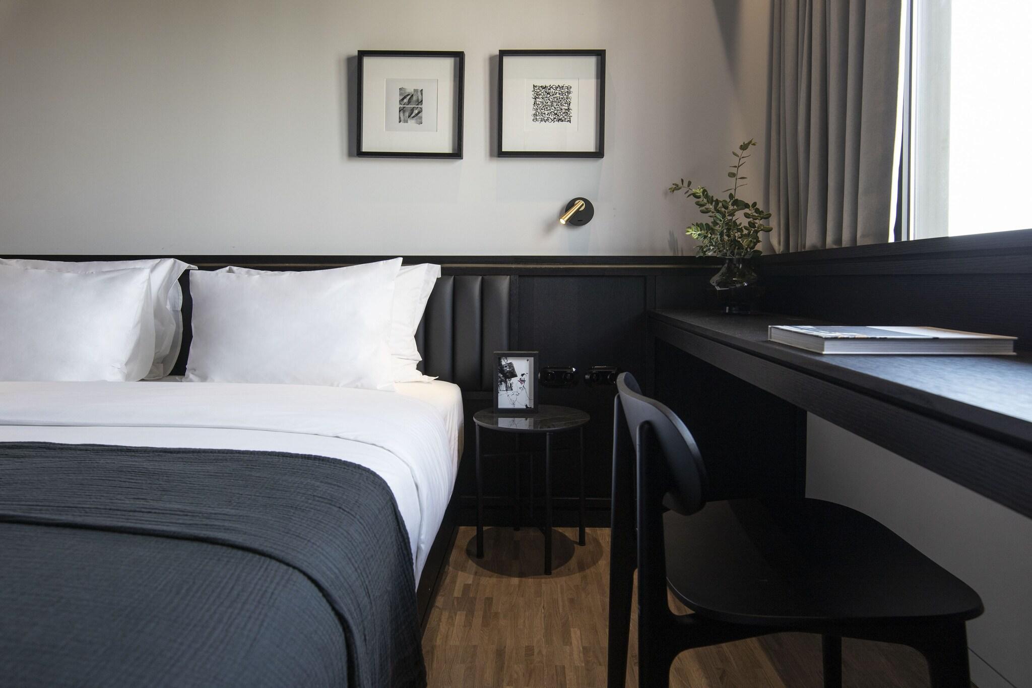 Double Queen Size Bed