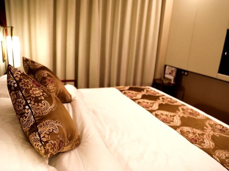 Double Business King Bed