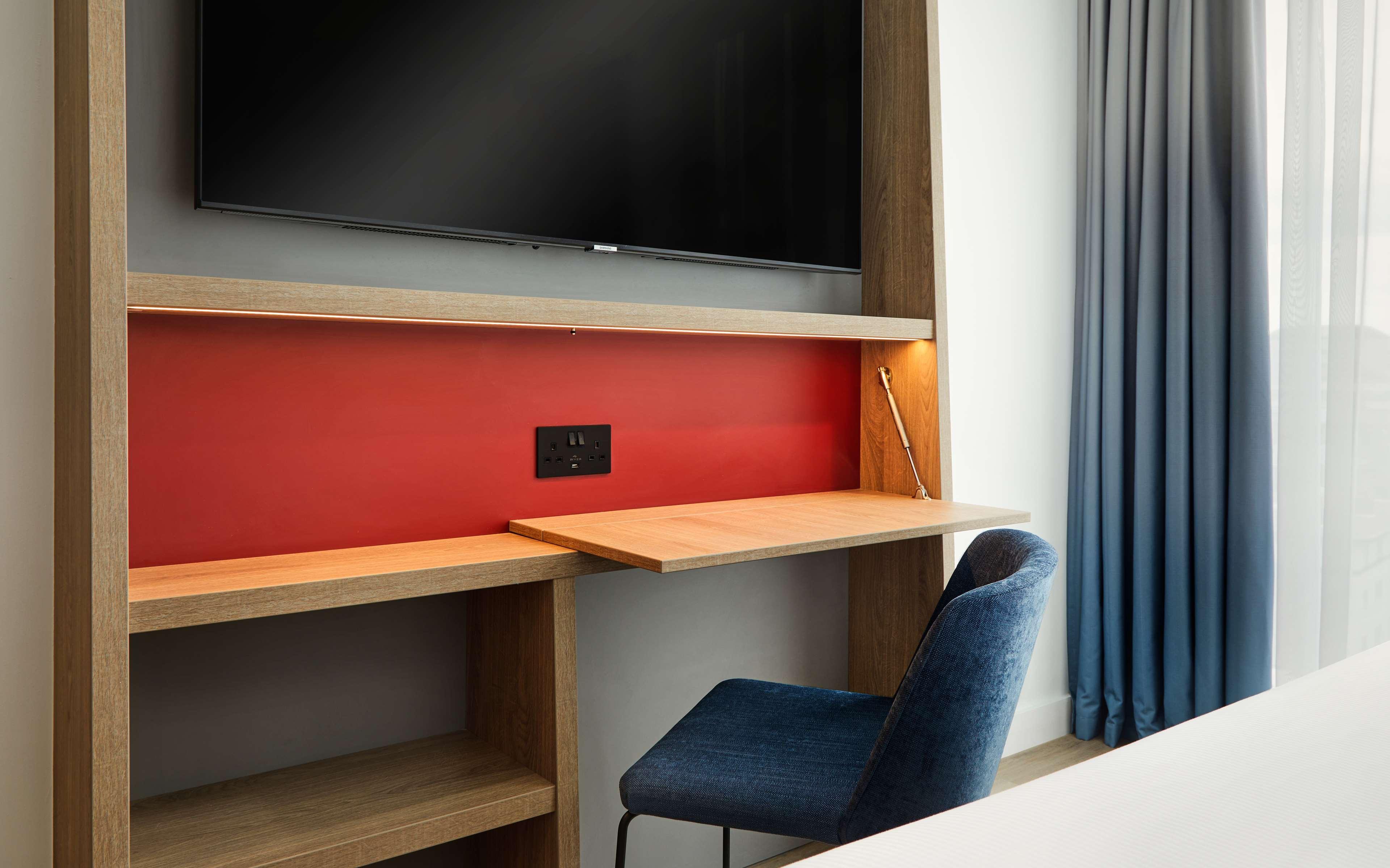 Double City View Queen Bed