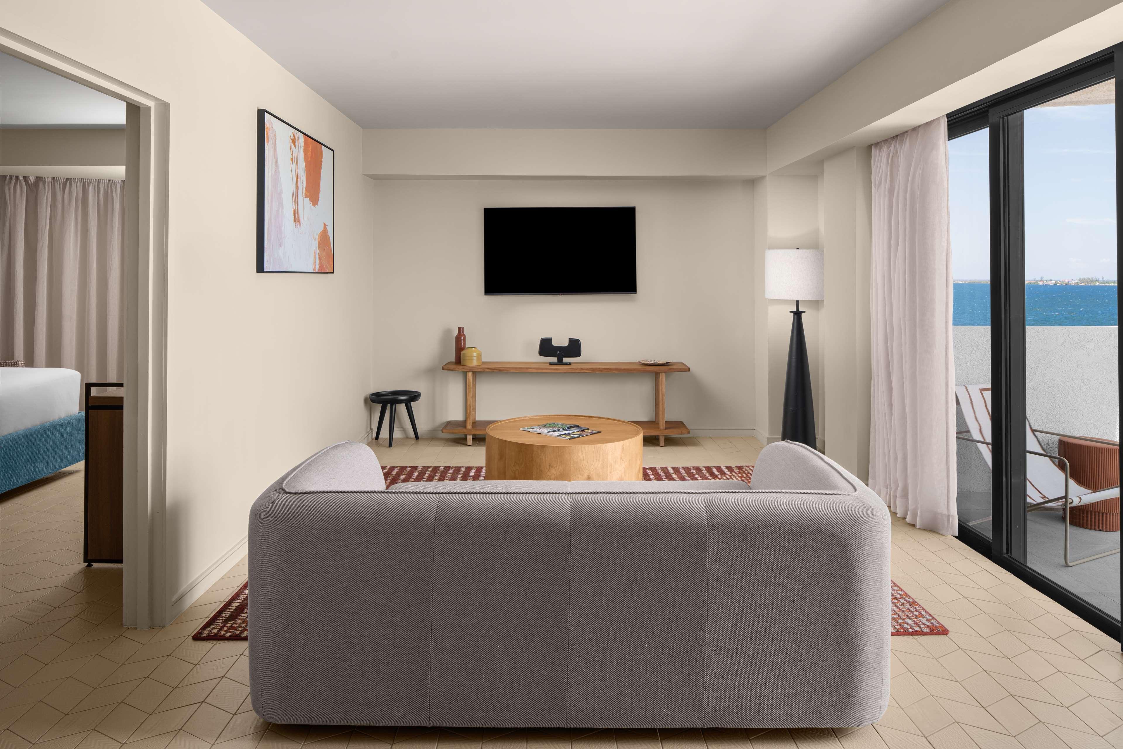 Suite Ocean Front King Bed