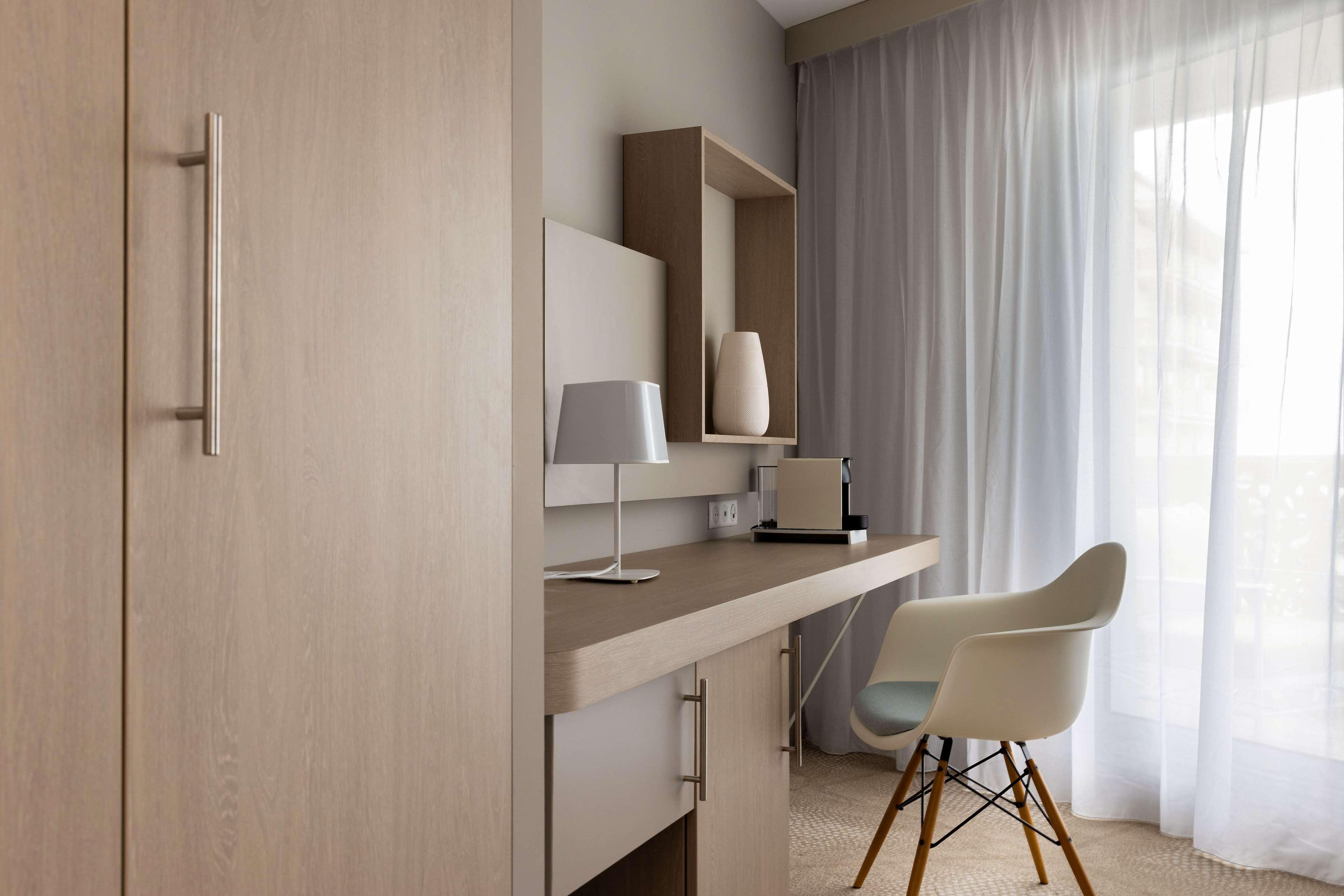 Suite Accessible King Size Bed