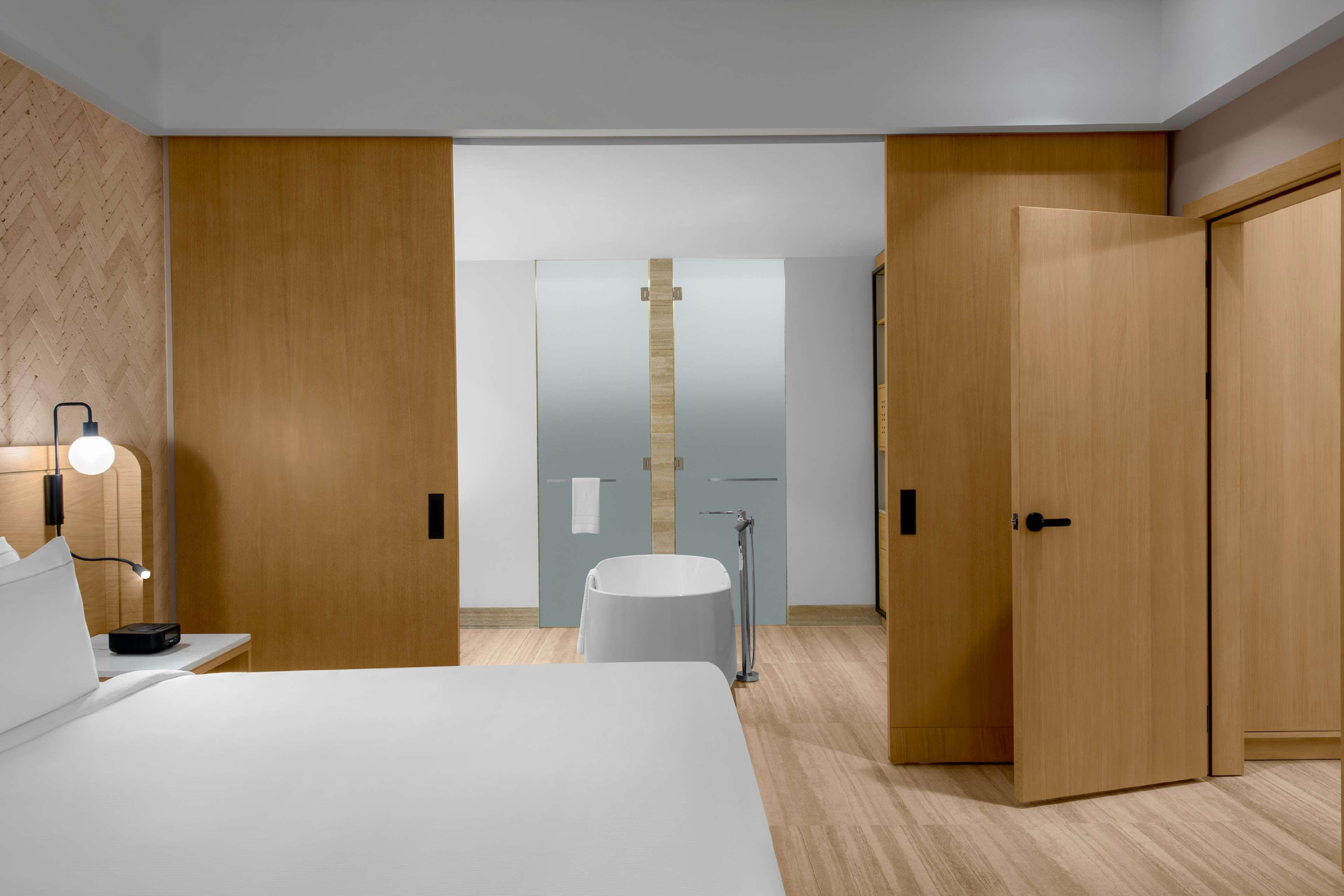 Suite Partial Ocean View King Bed