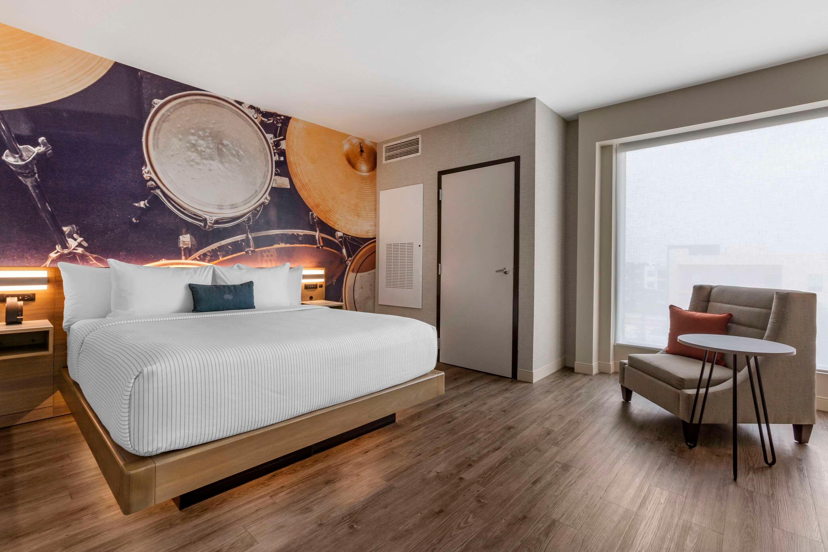 Suite Accessible King Size Bed