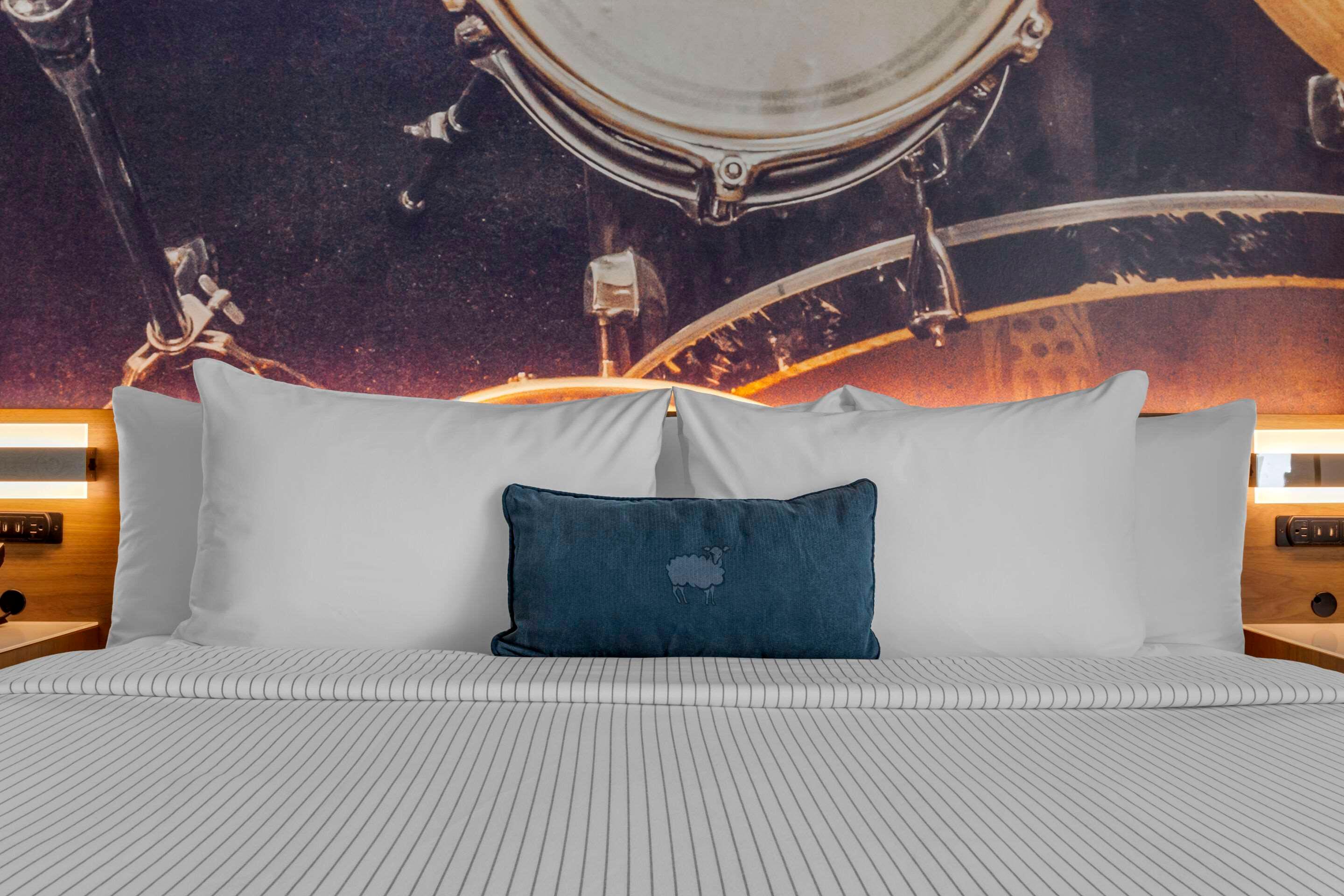 Suite Accessible King Size Bed