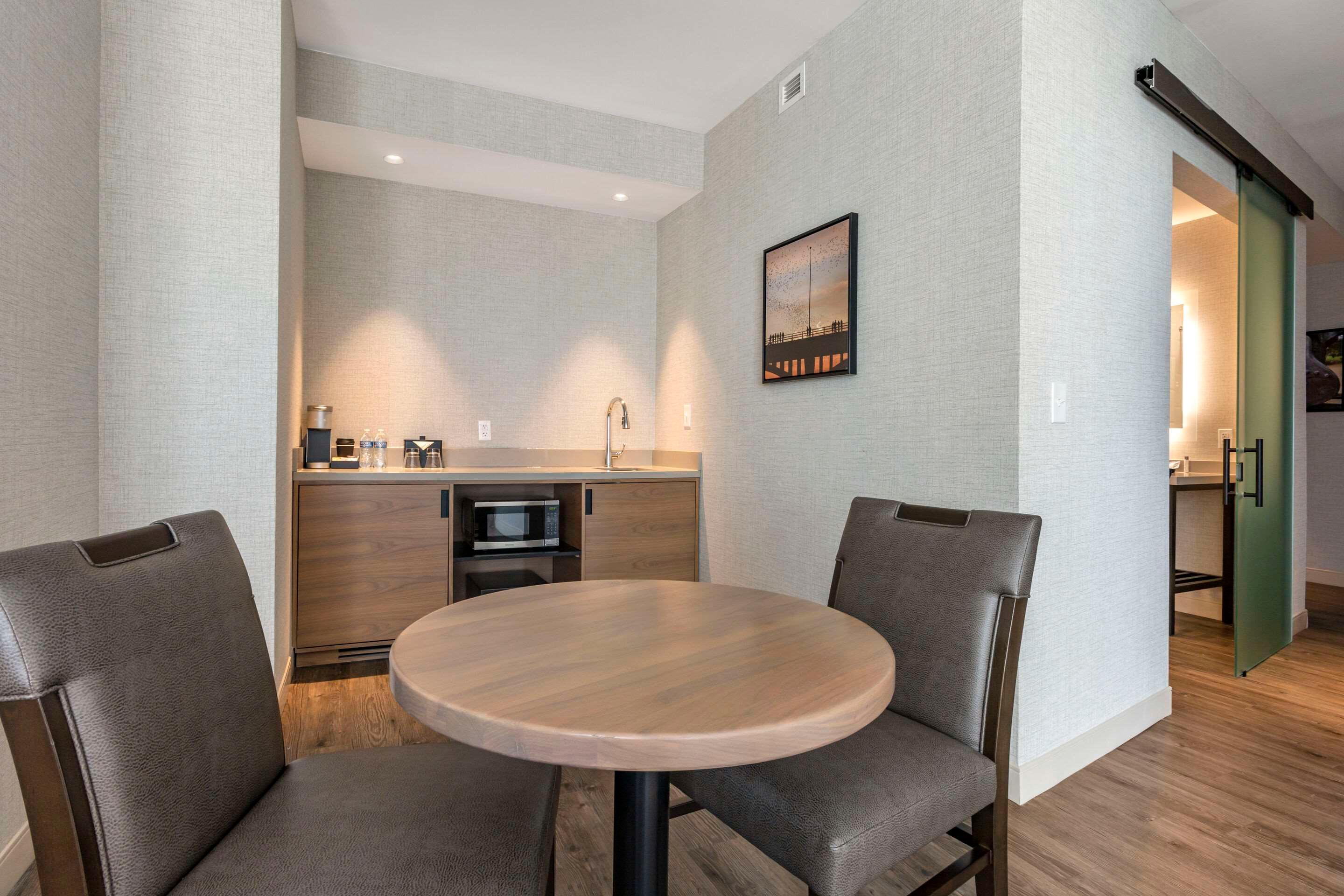 Suite Accessible King Size Bed