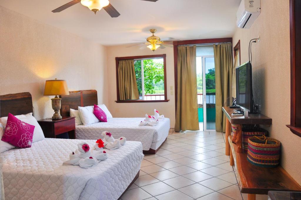 Family Room Deluxe Queen Bed