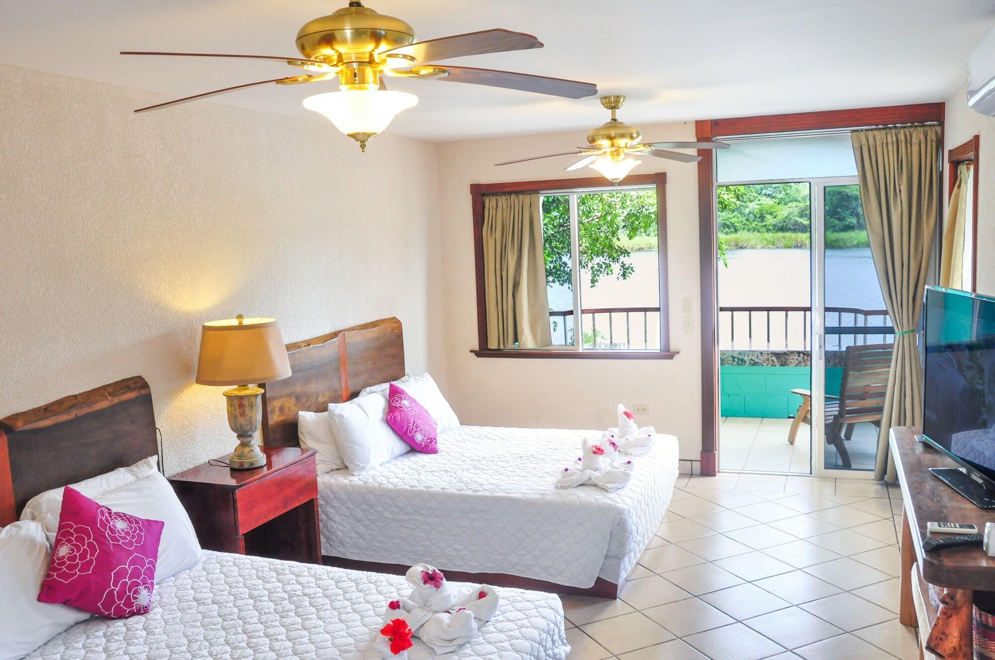 Family Room Deluxe Queen Bed