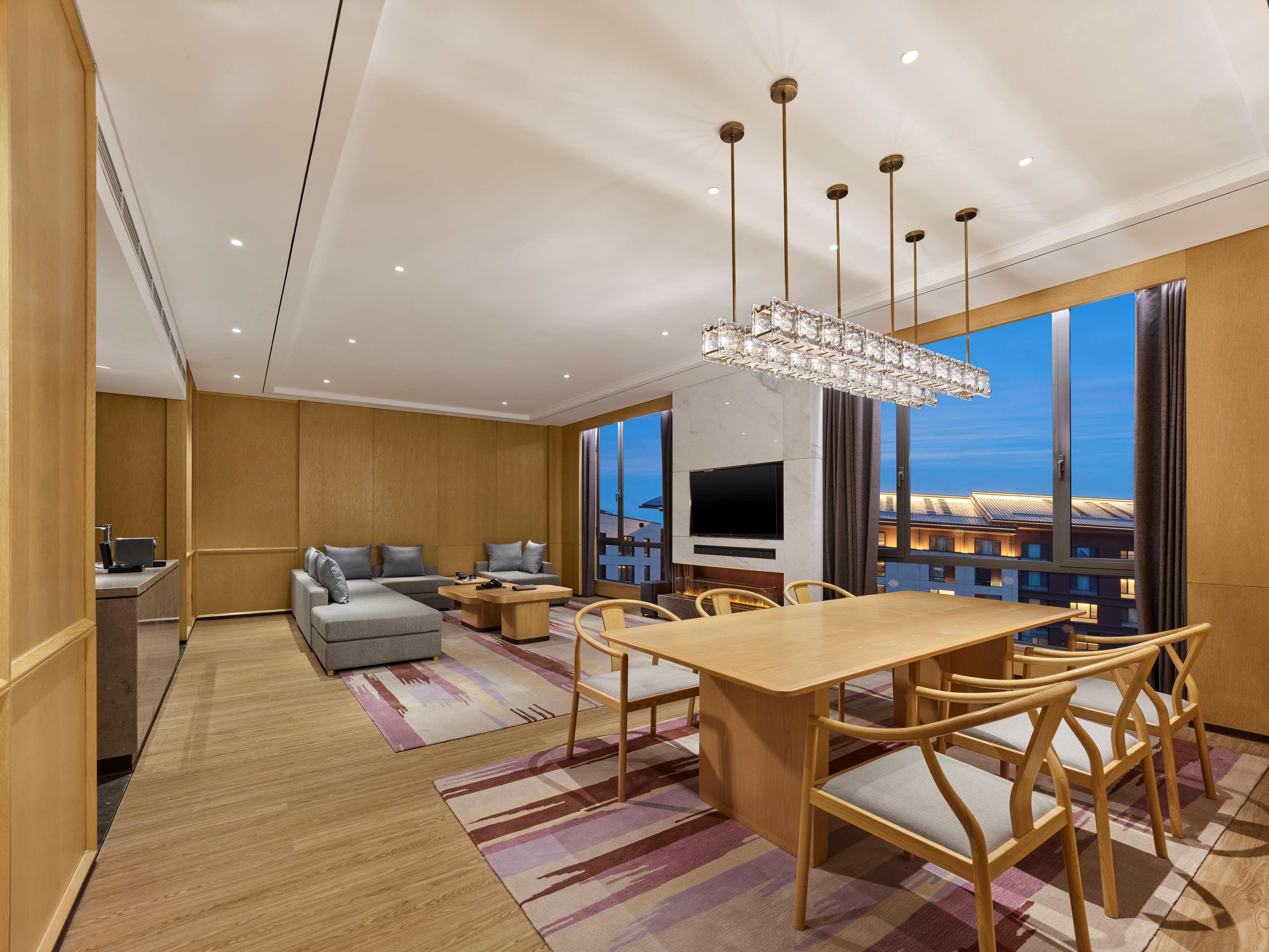 Suite Deluxe King Bed