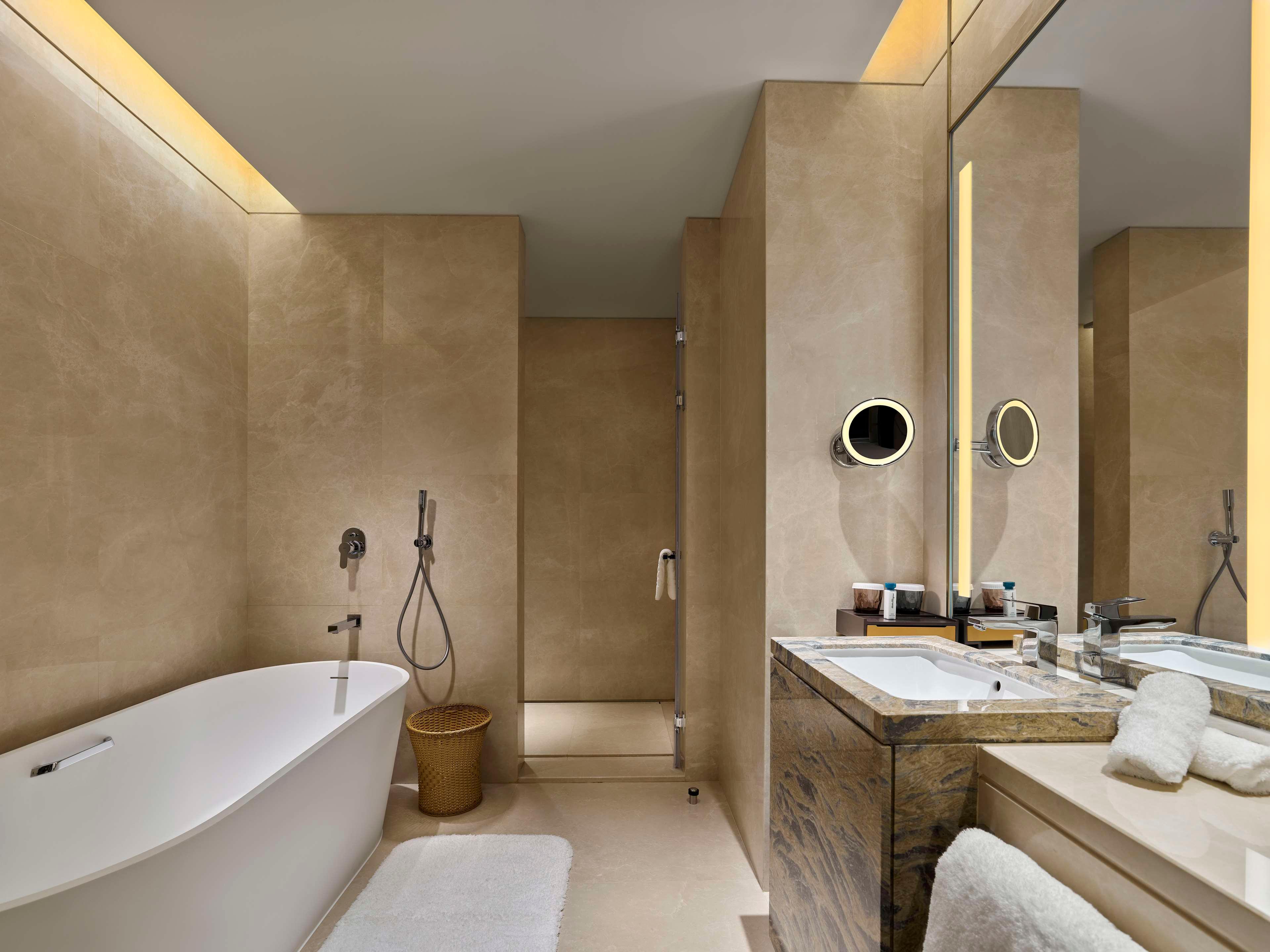 Suite Deluxe King Bed