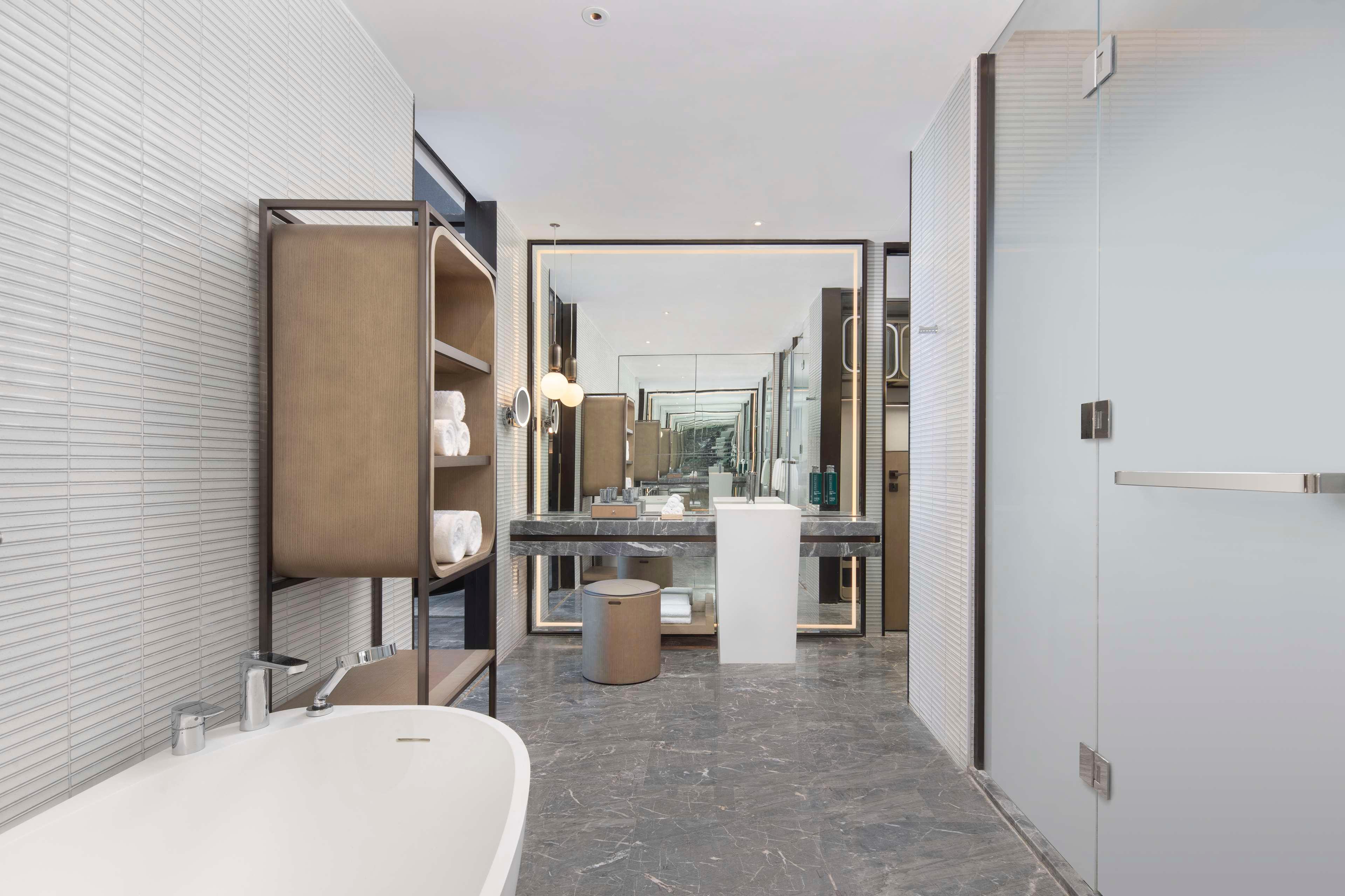 Suite Deluxe King Bed