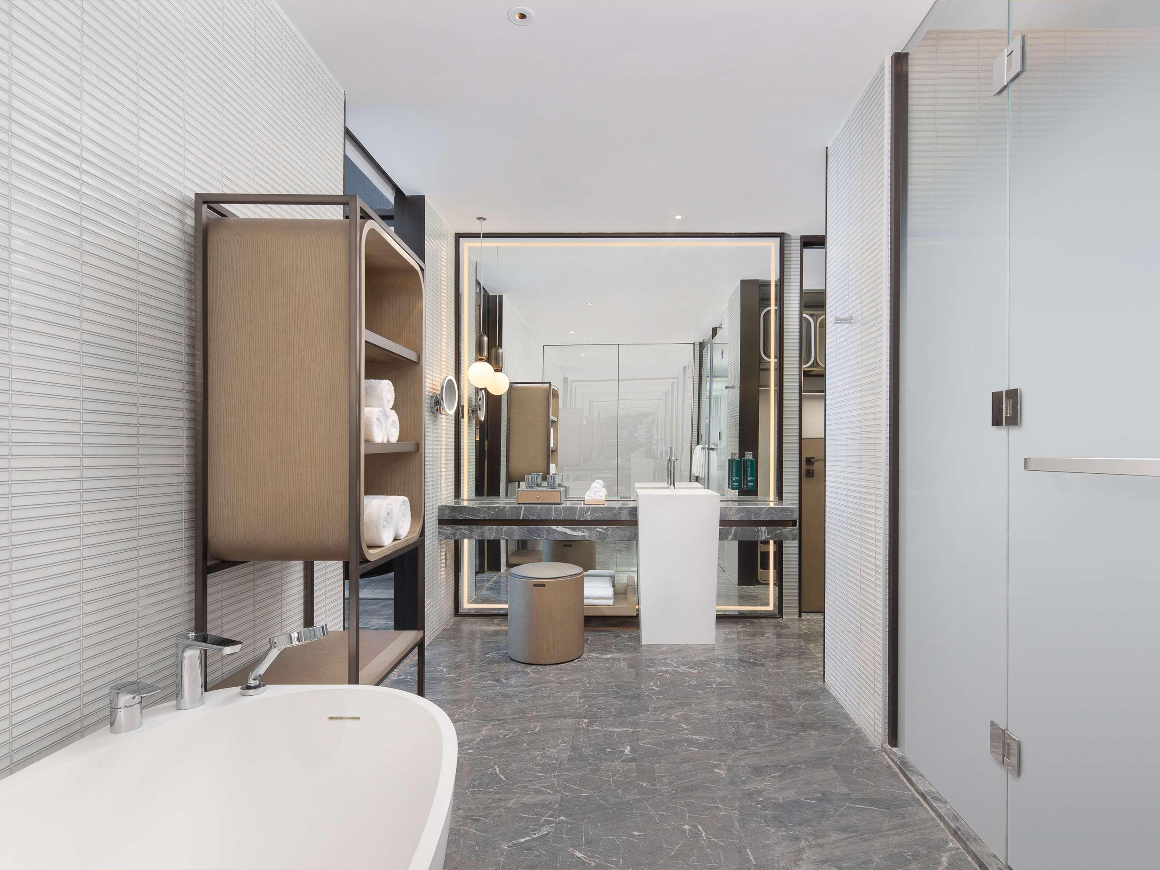 Suite Deluxe King Bed