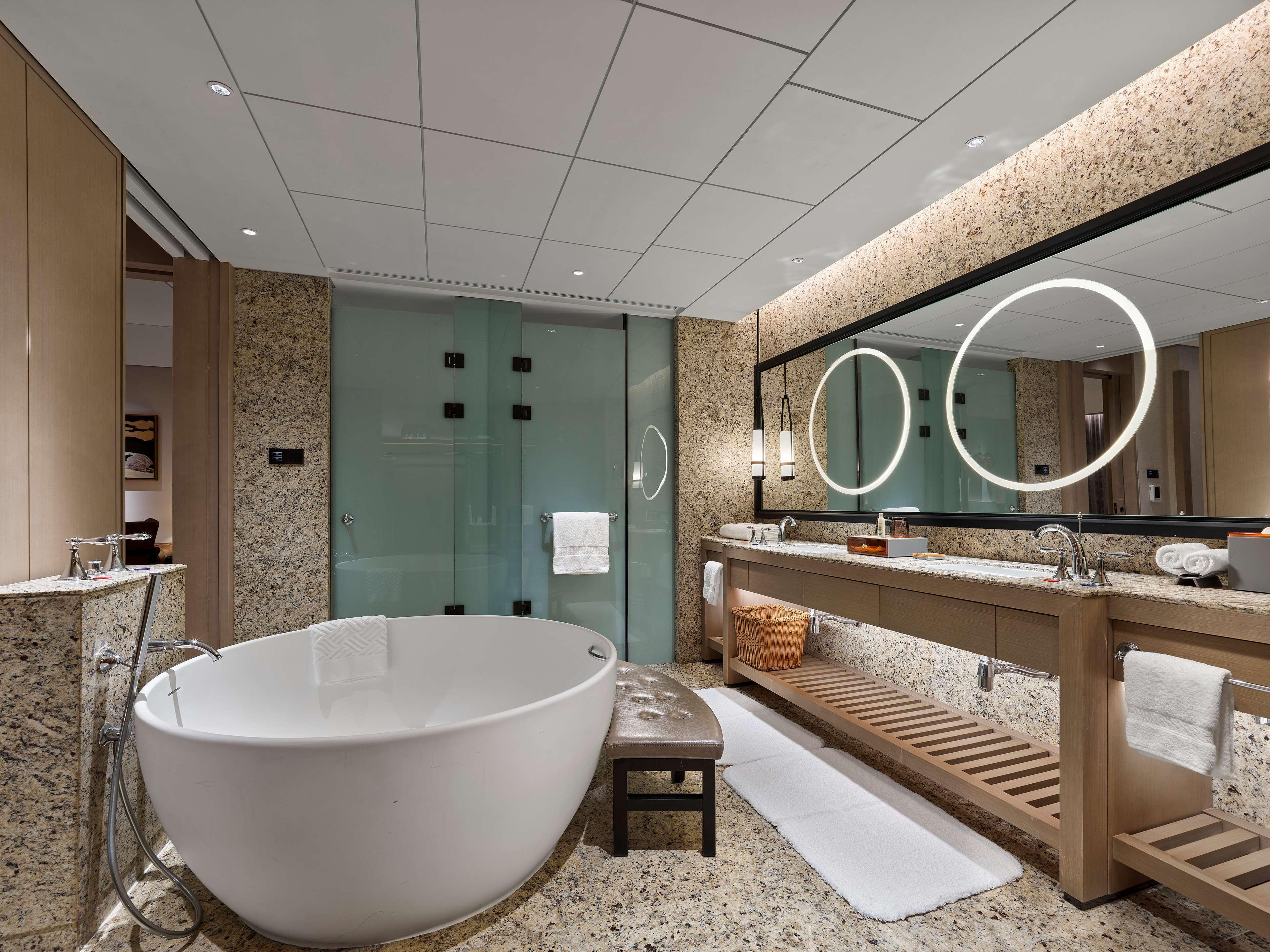 Suite Deluxe King Bed