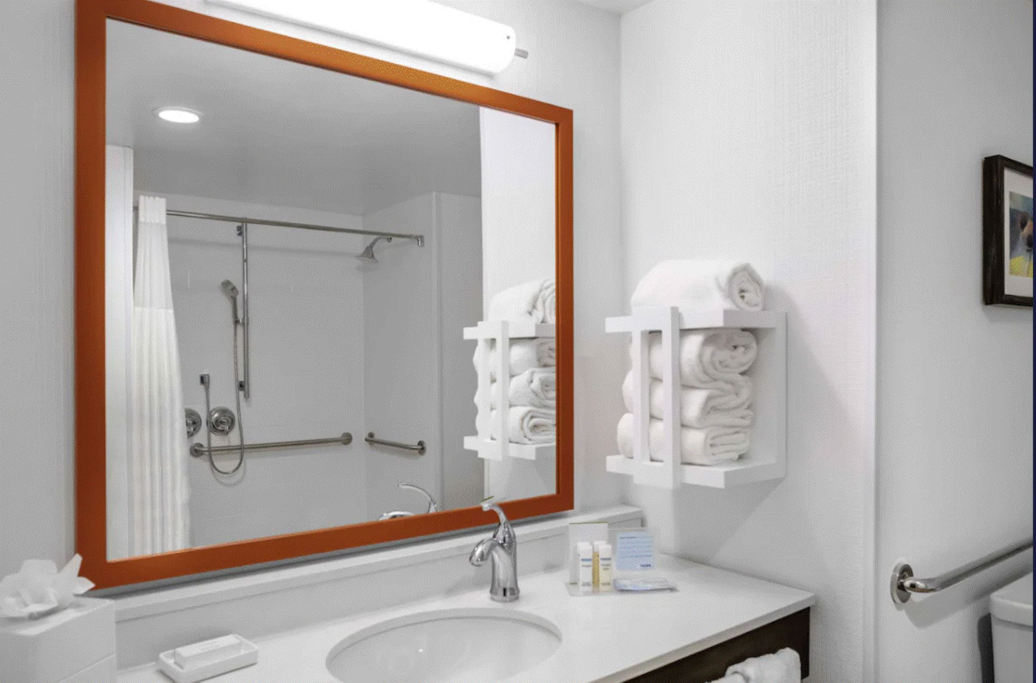 Suite Accessible King Size Bed