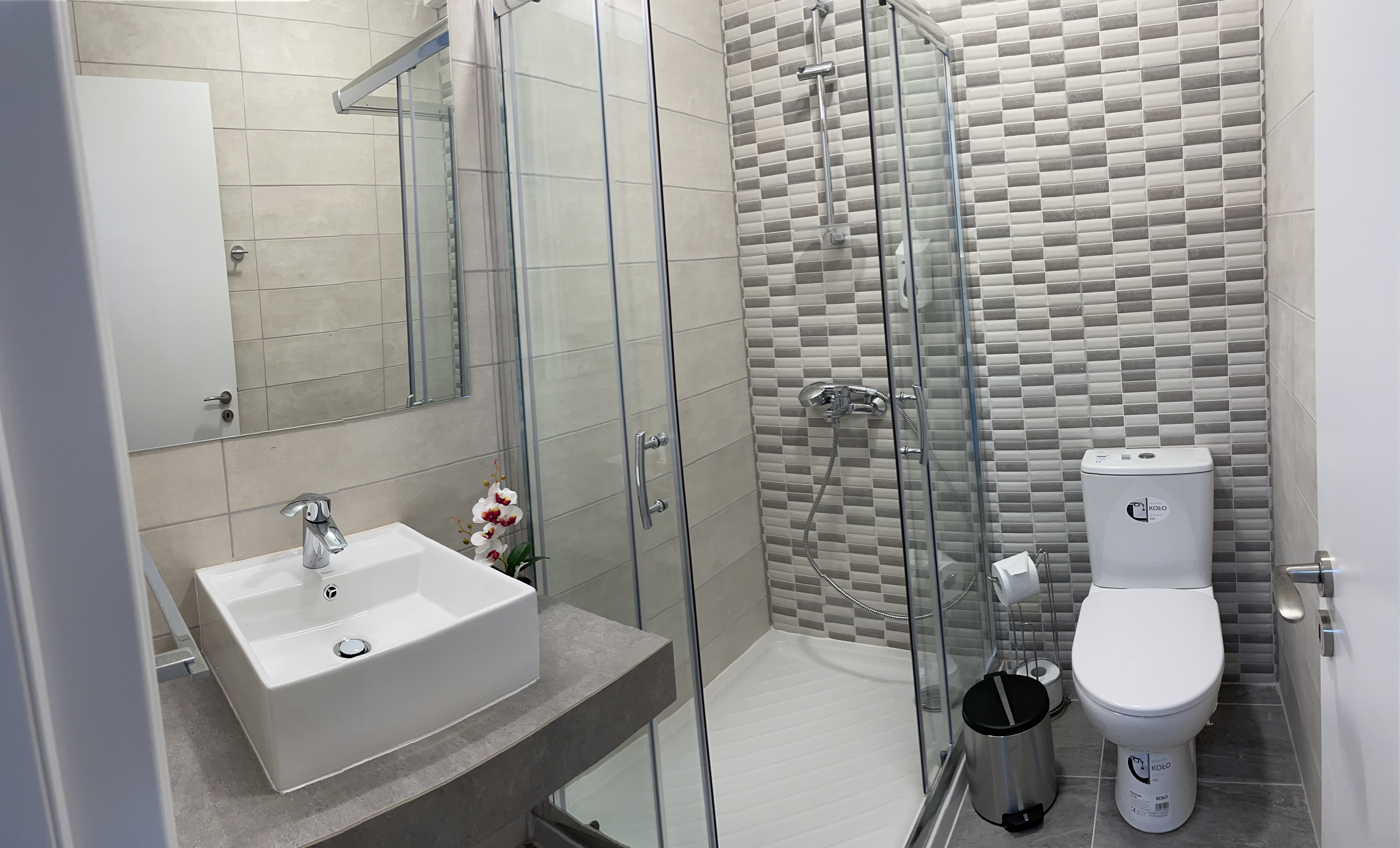 Double or Twin One Bedroom One Bathroom