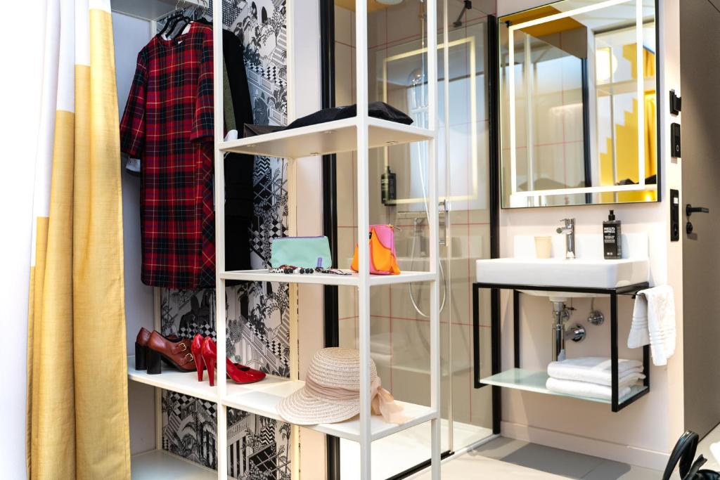 Double Queen Size Bed