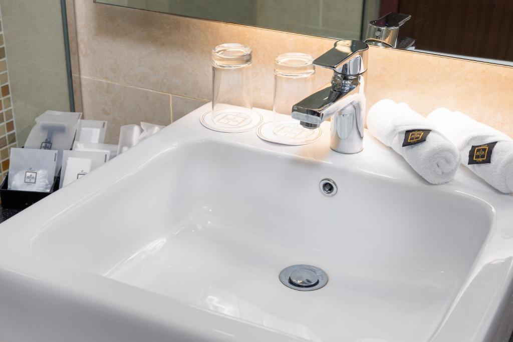 Studio Business King Bed